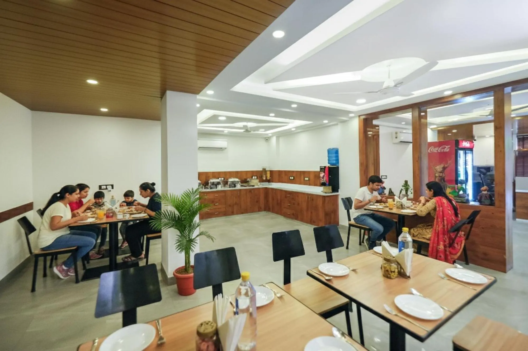 Restaurant/places to eat in Hotel Golf Inn - Business-Friendly Stay near Golf Course Road, Cyberhub & Metro