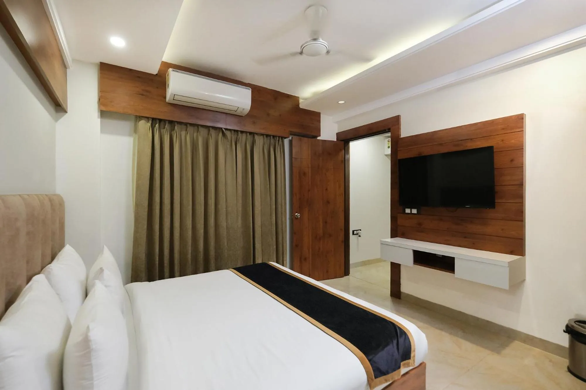 Bed in Hotel Golf Inn - Business-Friendly Stay near Golf Course Road, Cyberhub & Metro