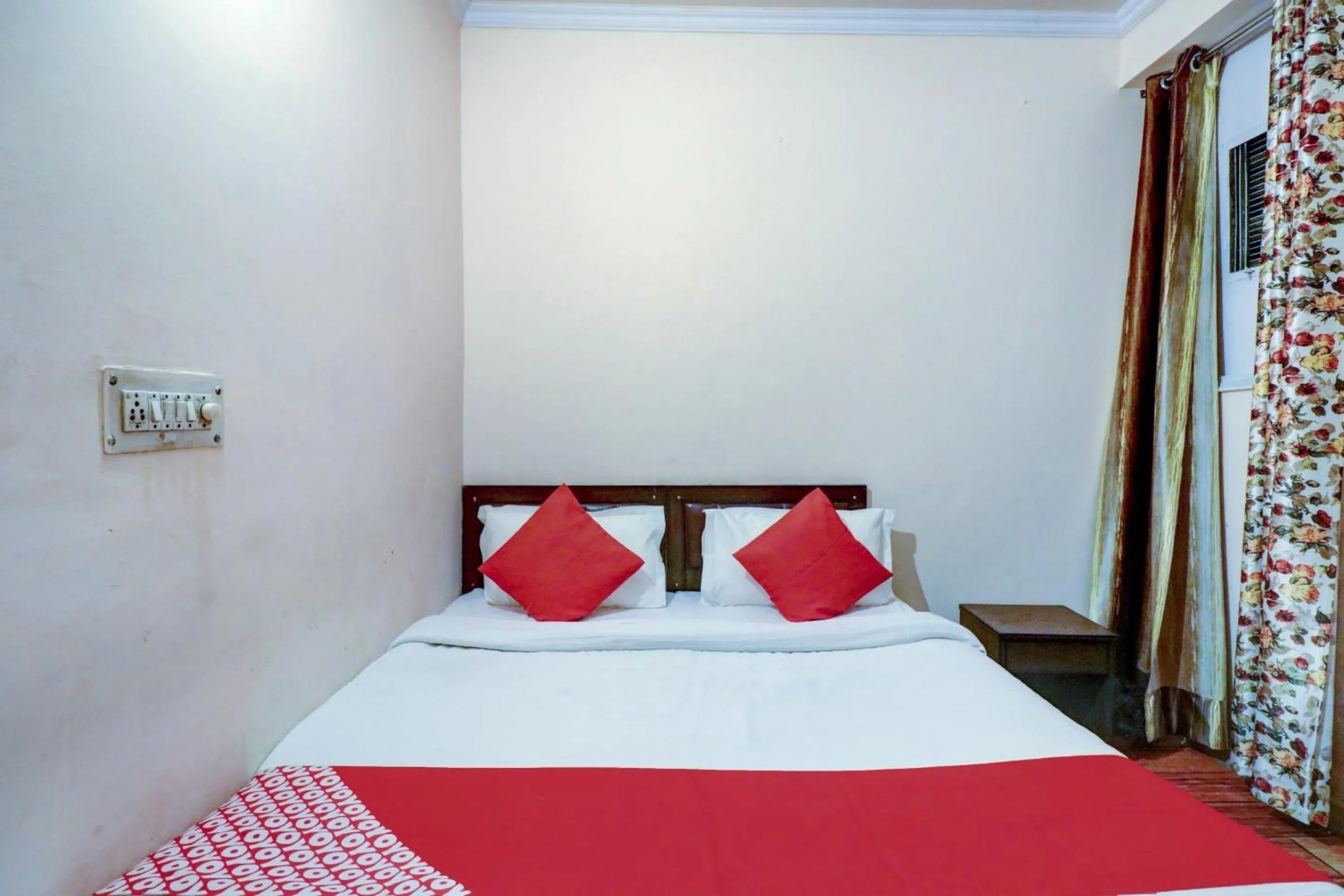 Facade/entrance, Bed in Hotel O Ratiram