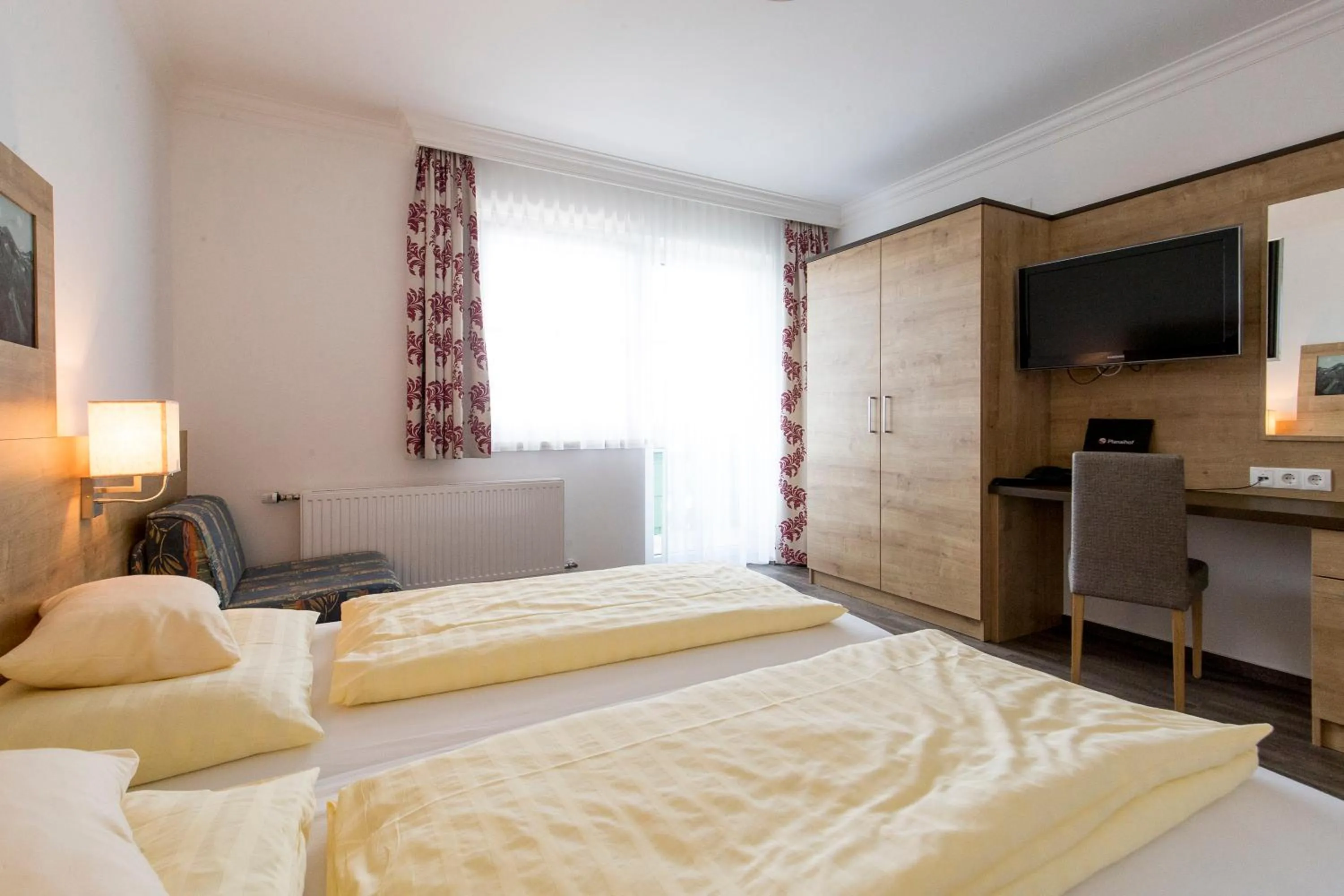 Bedroom, Bed in Hotel-Restaurant Planaihof