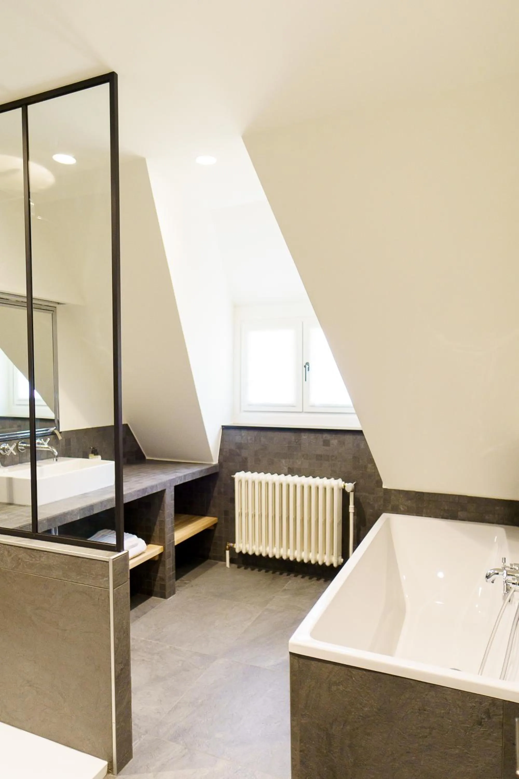 Bathroom, Bed in Villa Monceau Louvain la neuve