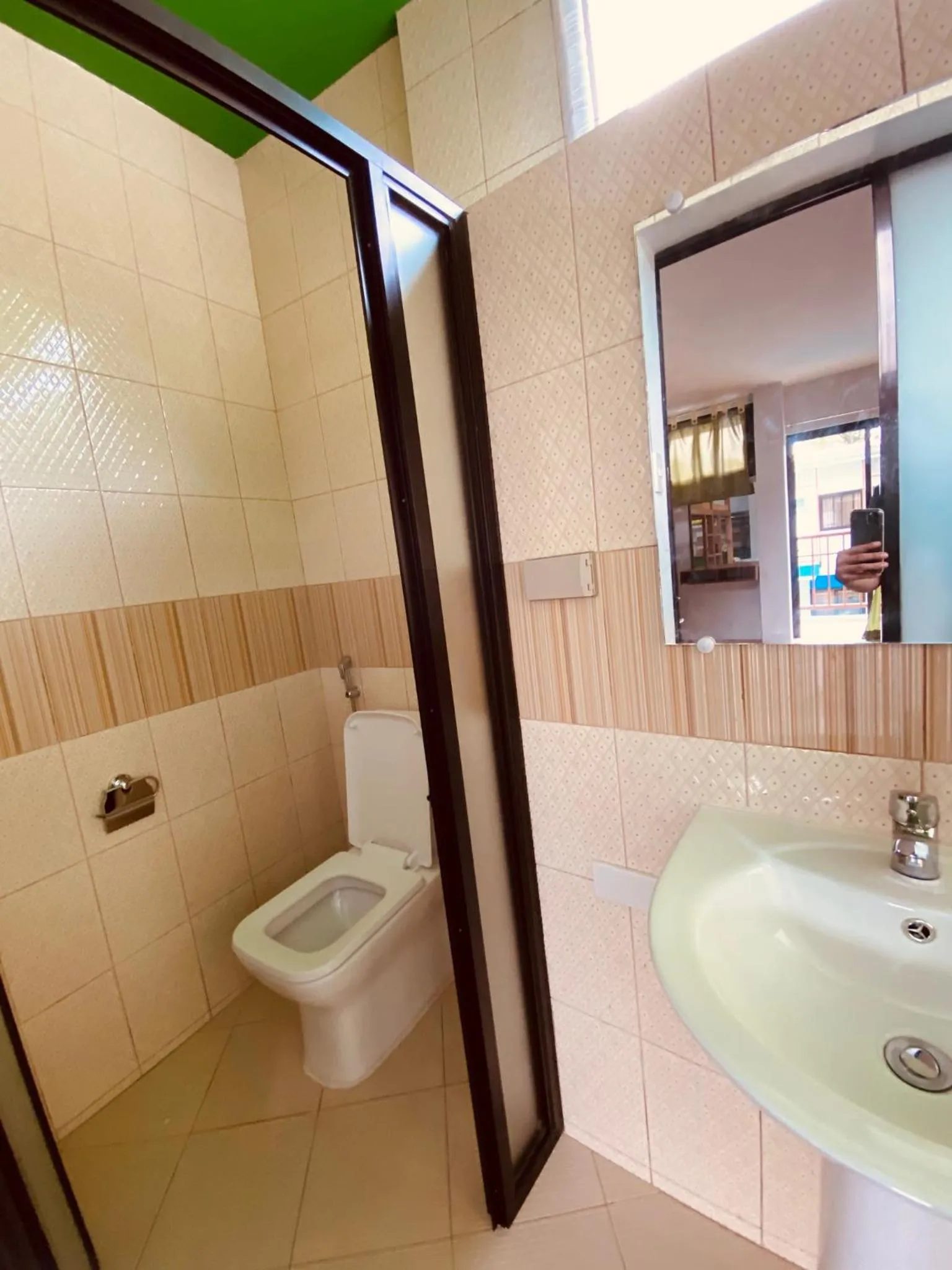 Cerca Parola Beach Resort