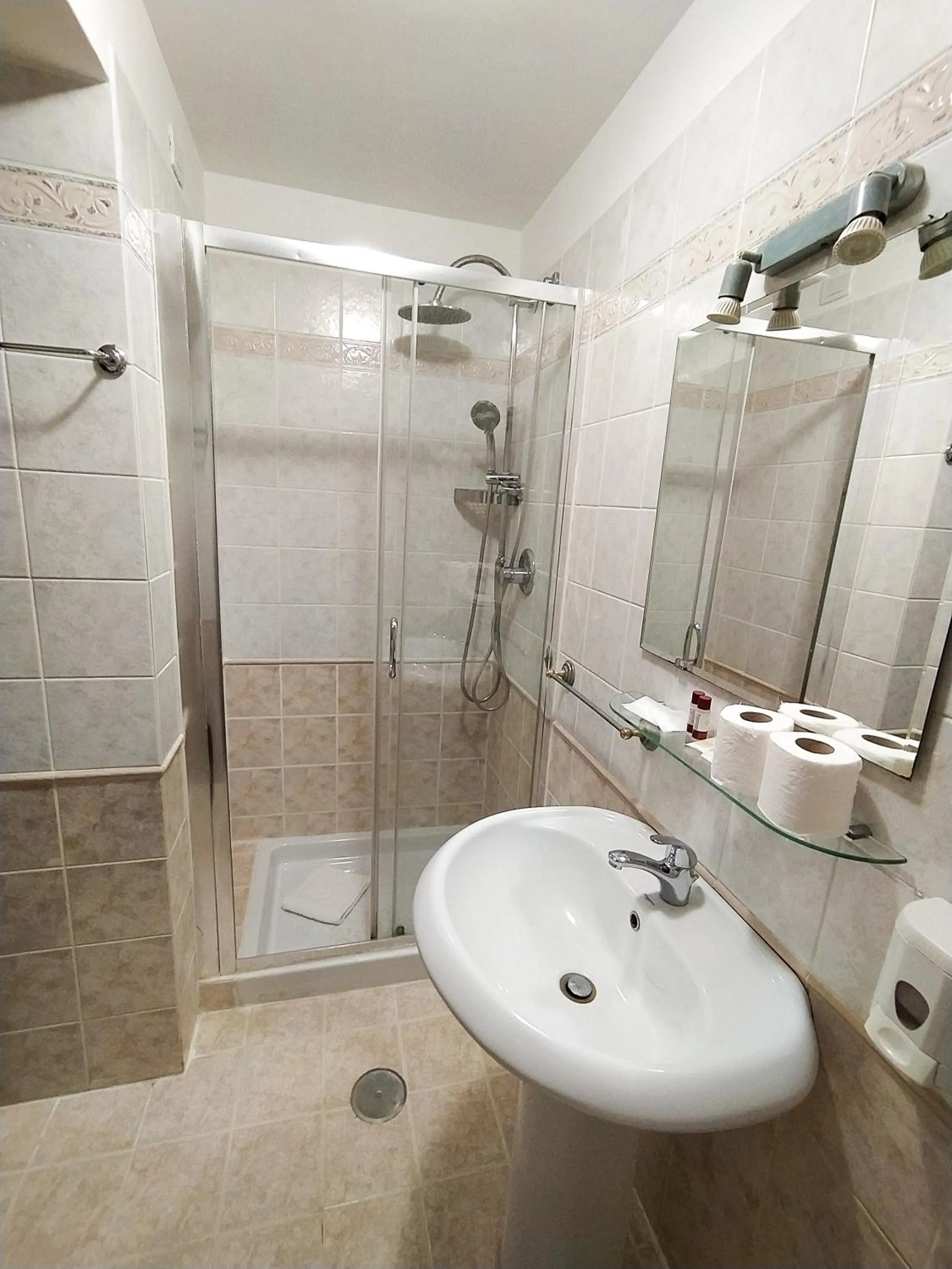 Bathroom in Alius and Freerome Hotel