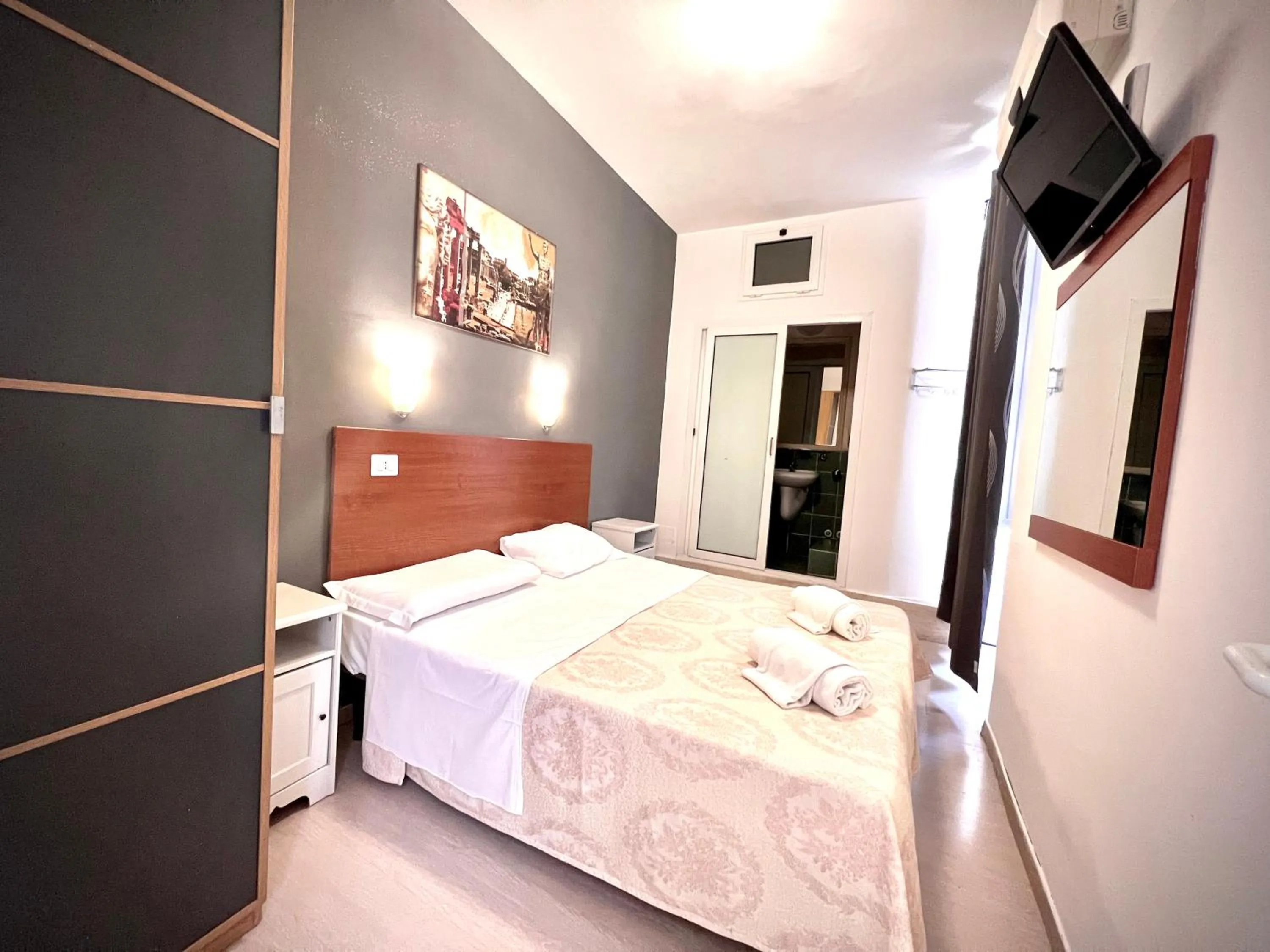 Photo of the whole room, Bed in Alius and Freerome Hotel