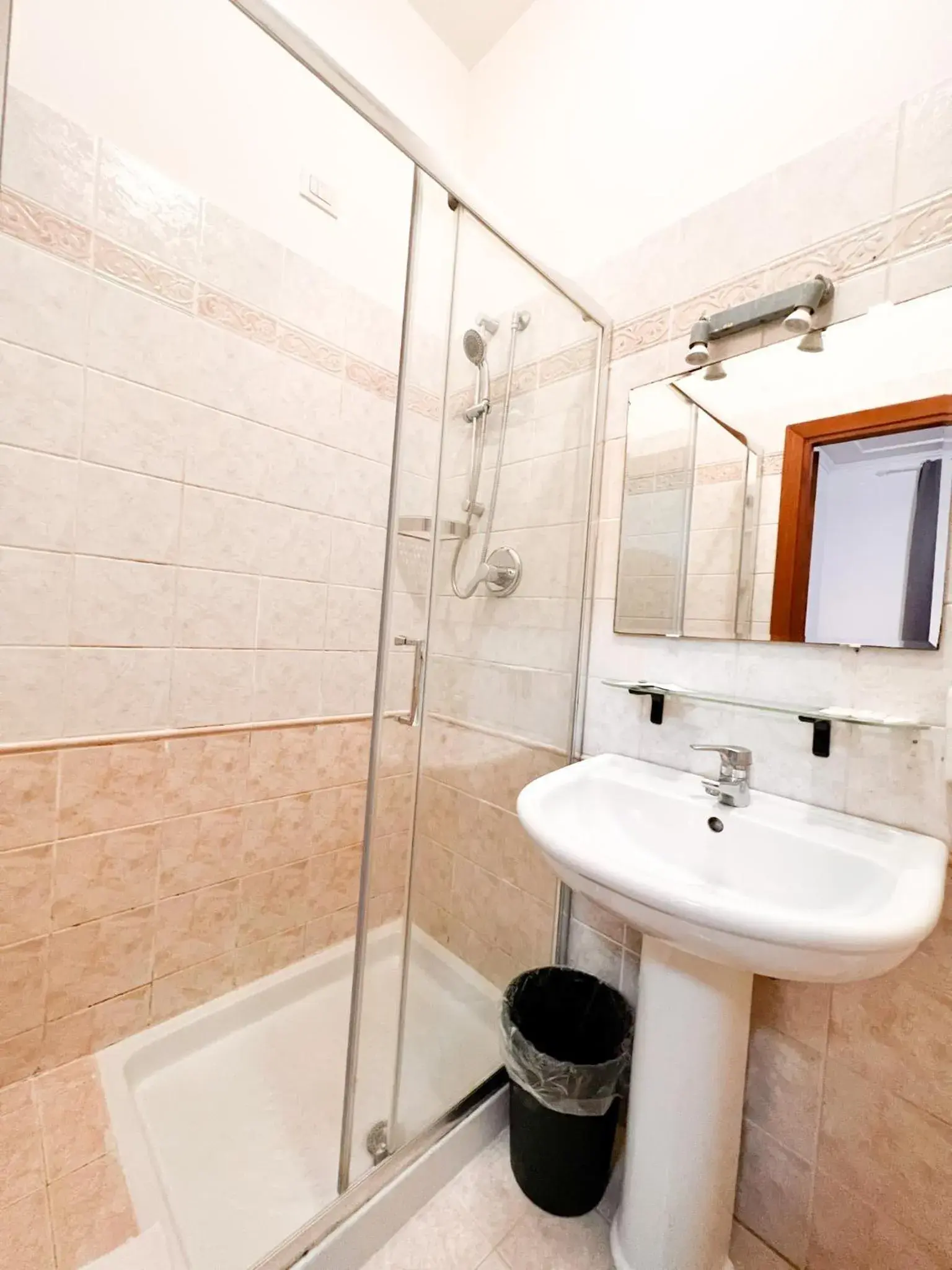 Shower in Alius and Freerome Hotel Shower in Alius and Freerome Hotel