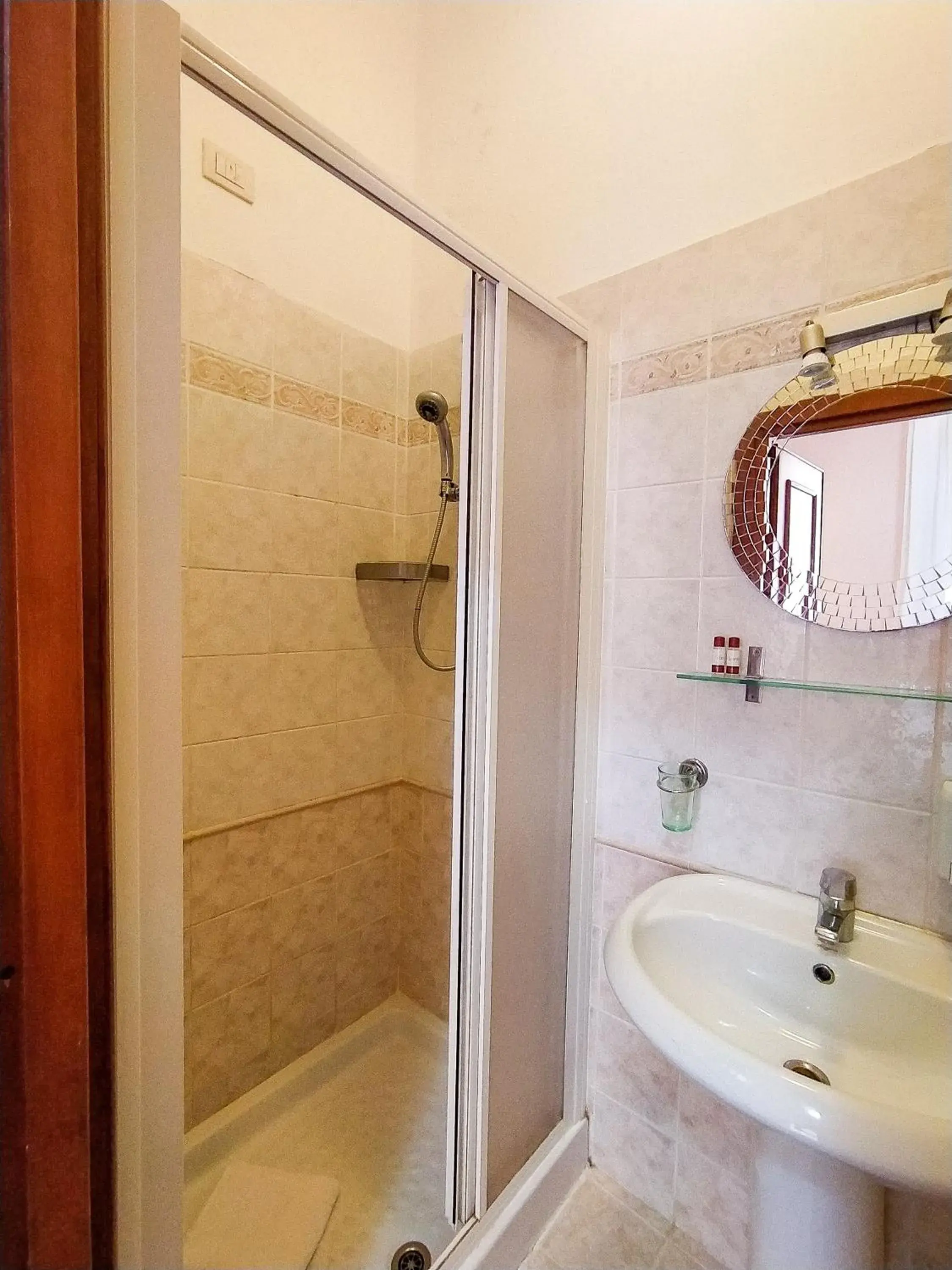 Shower in Alius and Freerome Hotel Shower in Alius and Freerome Hotel