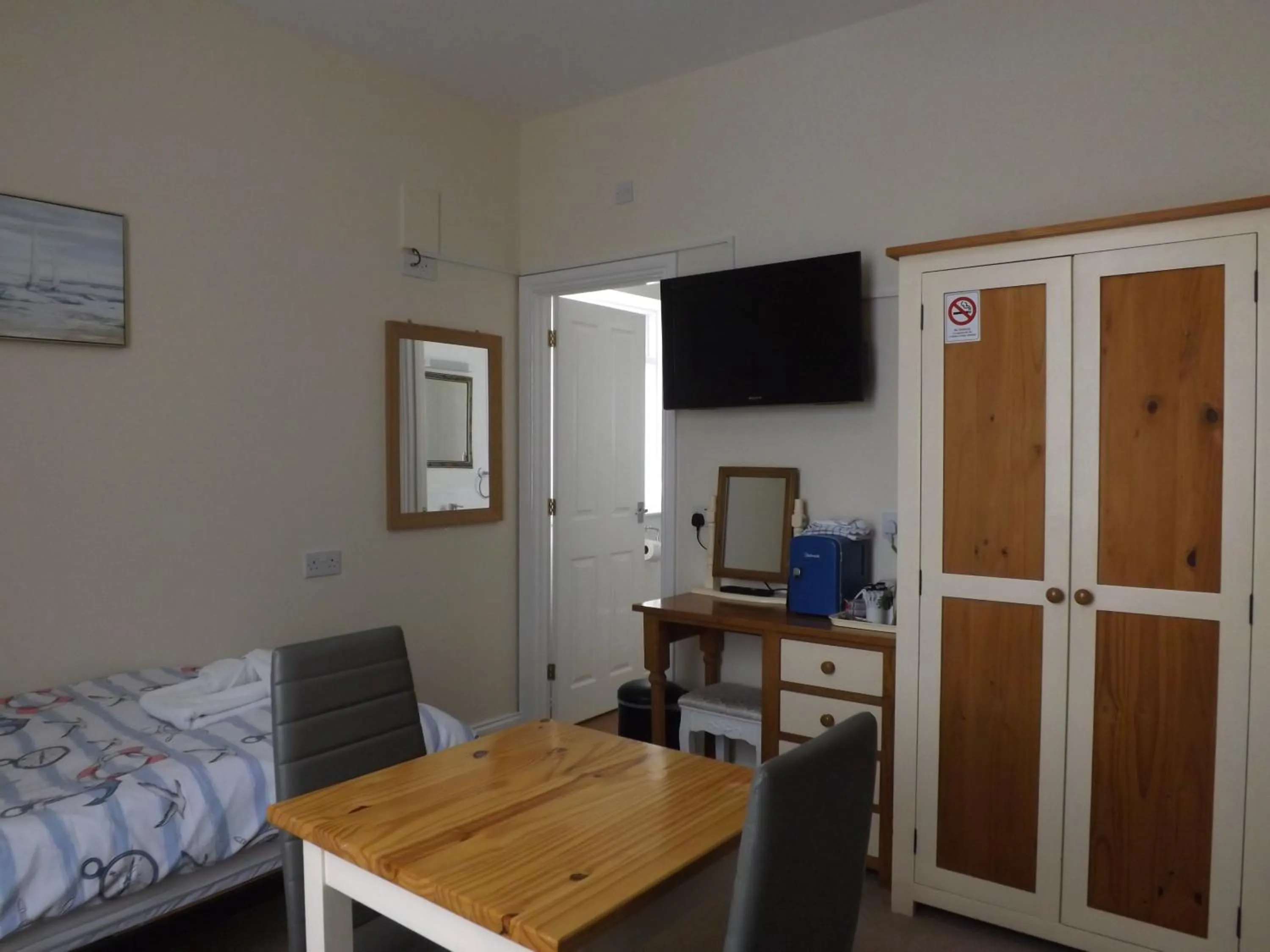 Photo of the whole room, Bed in The Edenhurst Guesthouse