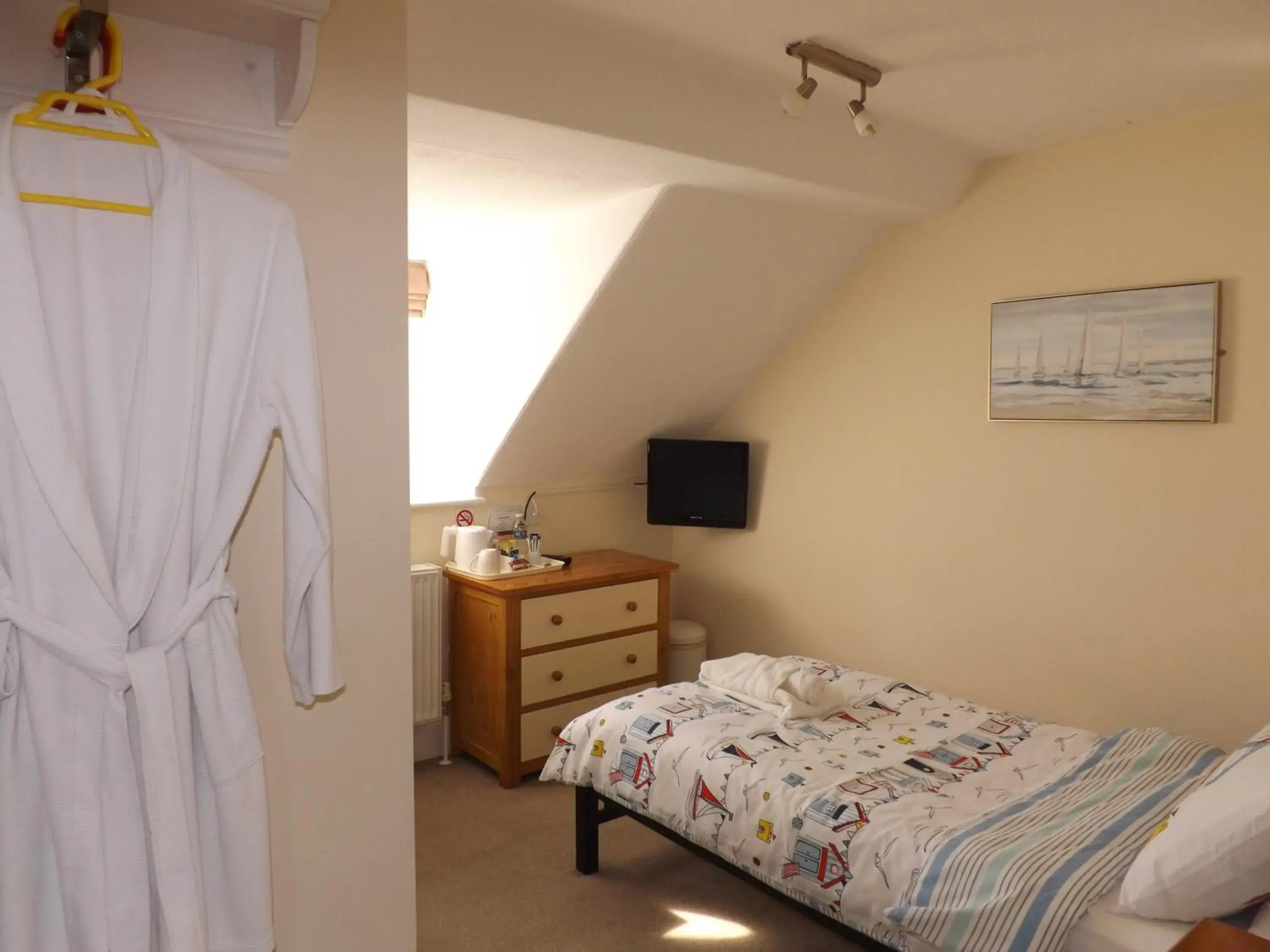 Single Attic Room with external private shower room - Sea View - Access by stairs only in The Edenhurst Guesthouse Single Attic Room with external private shower room - Sea View - Access by stairs only in The Edenhurst Guesthouse