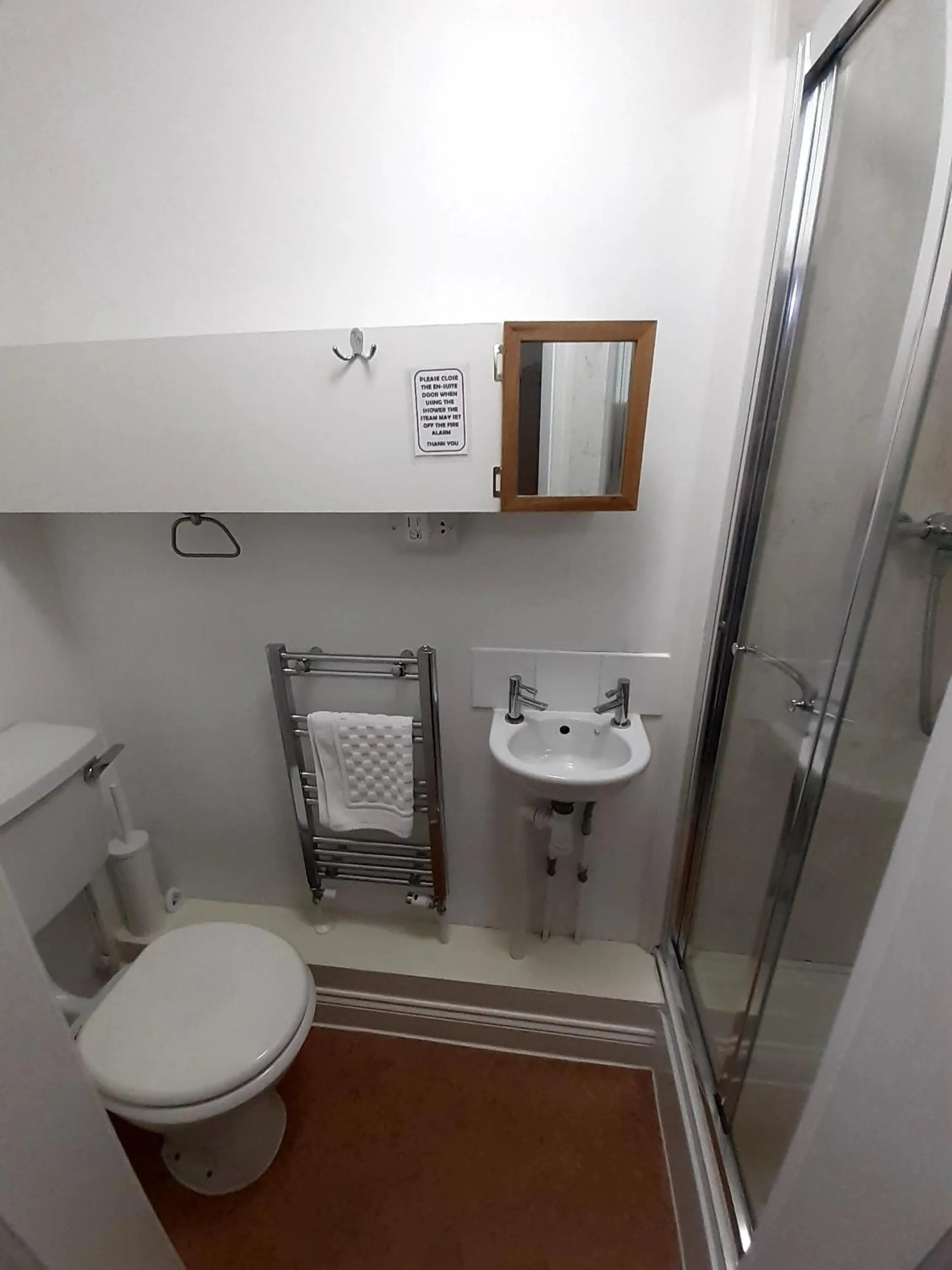 Shower in The Edenhurst Guesthouse