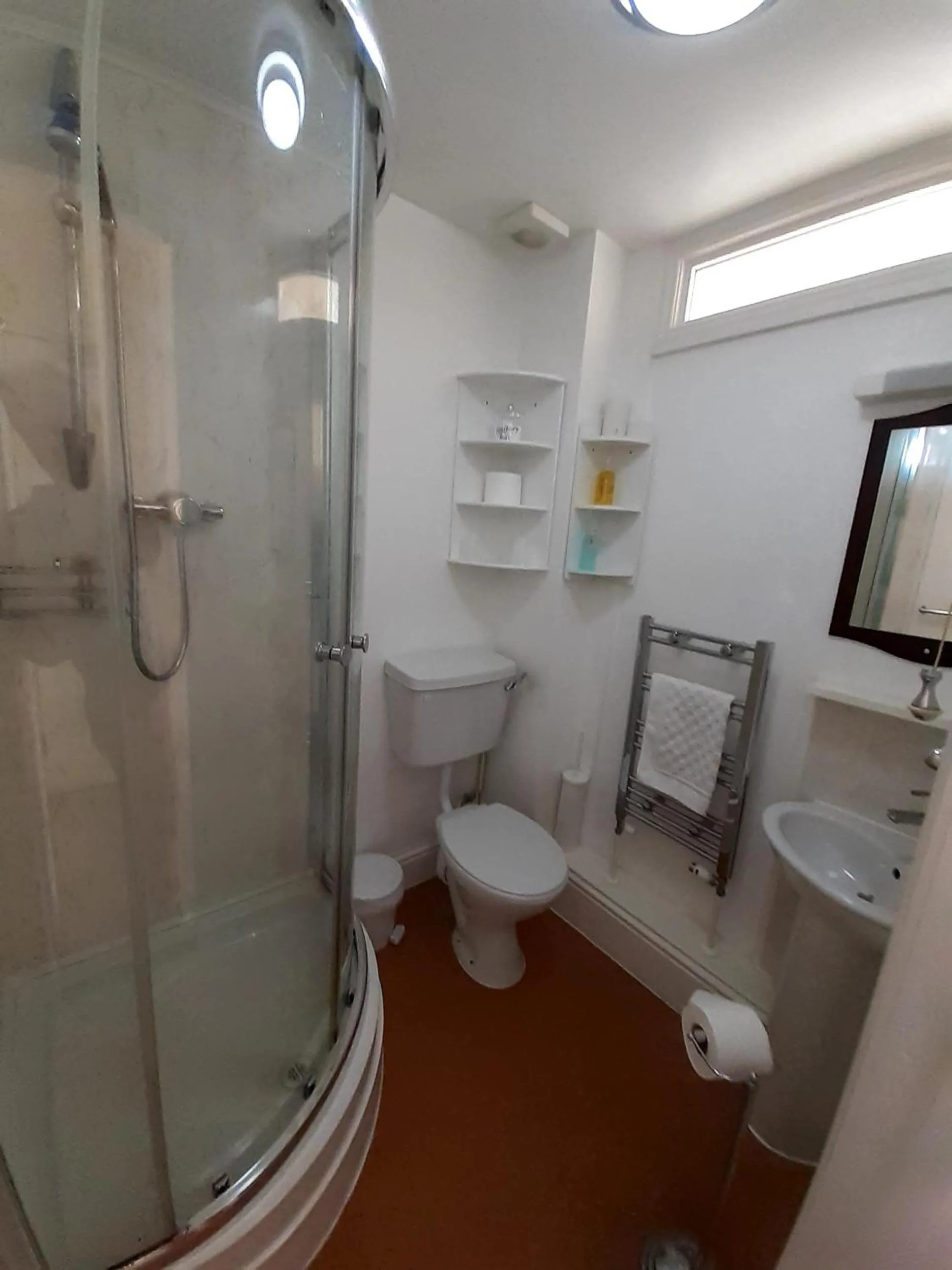 Shower in The Edenhurst Guesthouse