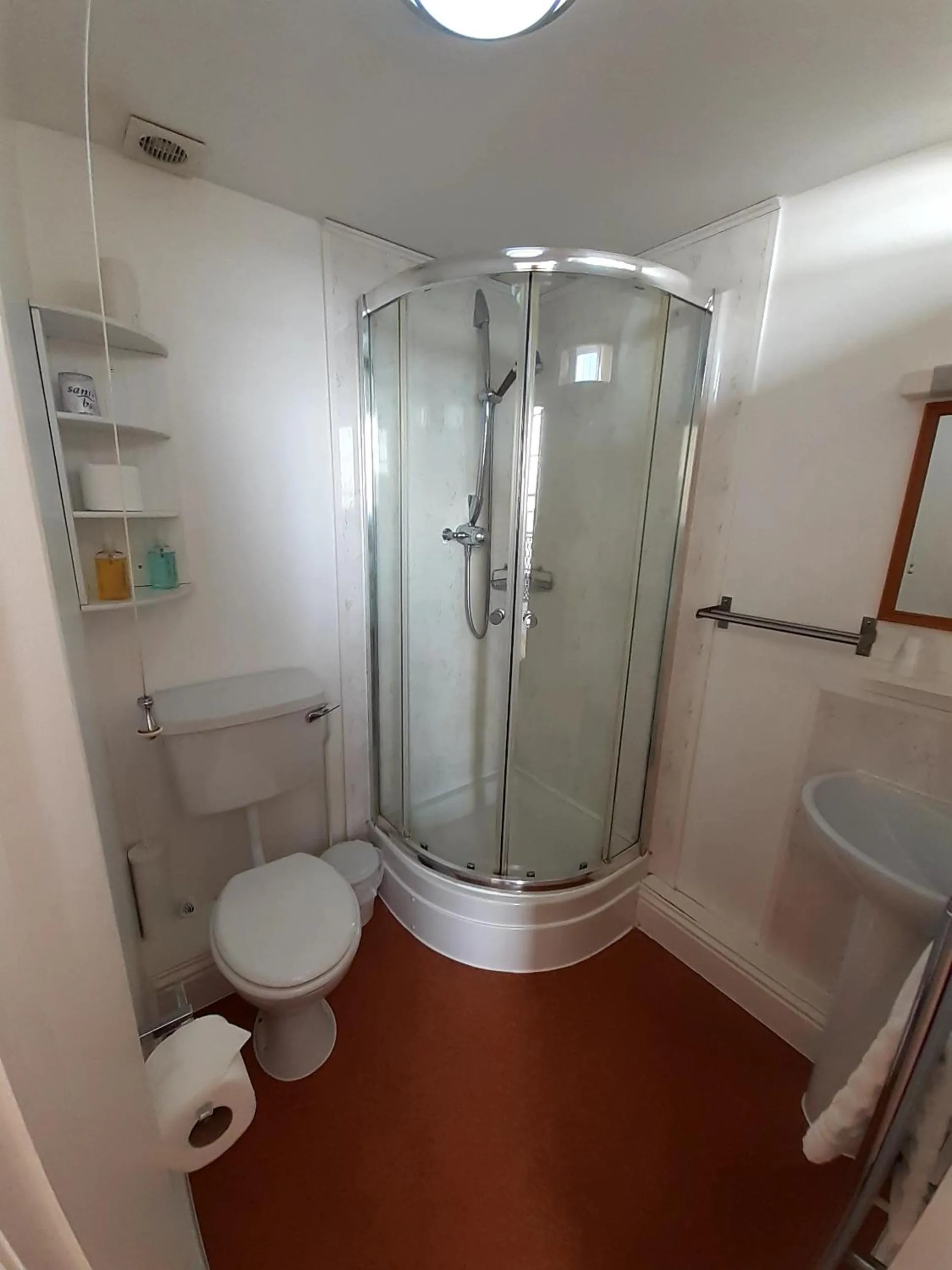 Shower in The Edenhurst Guesthouse