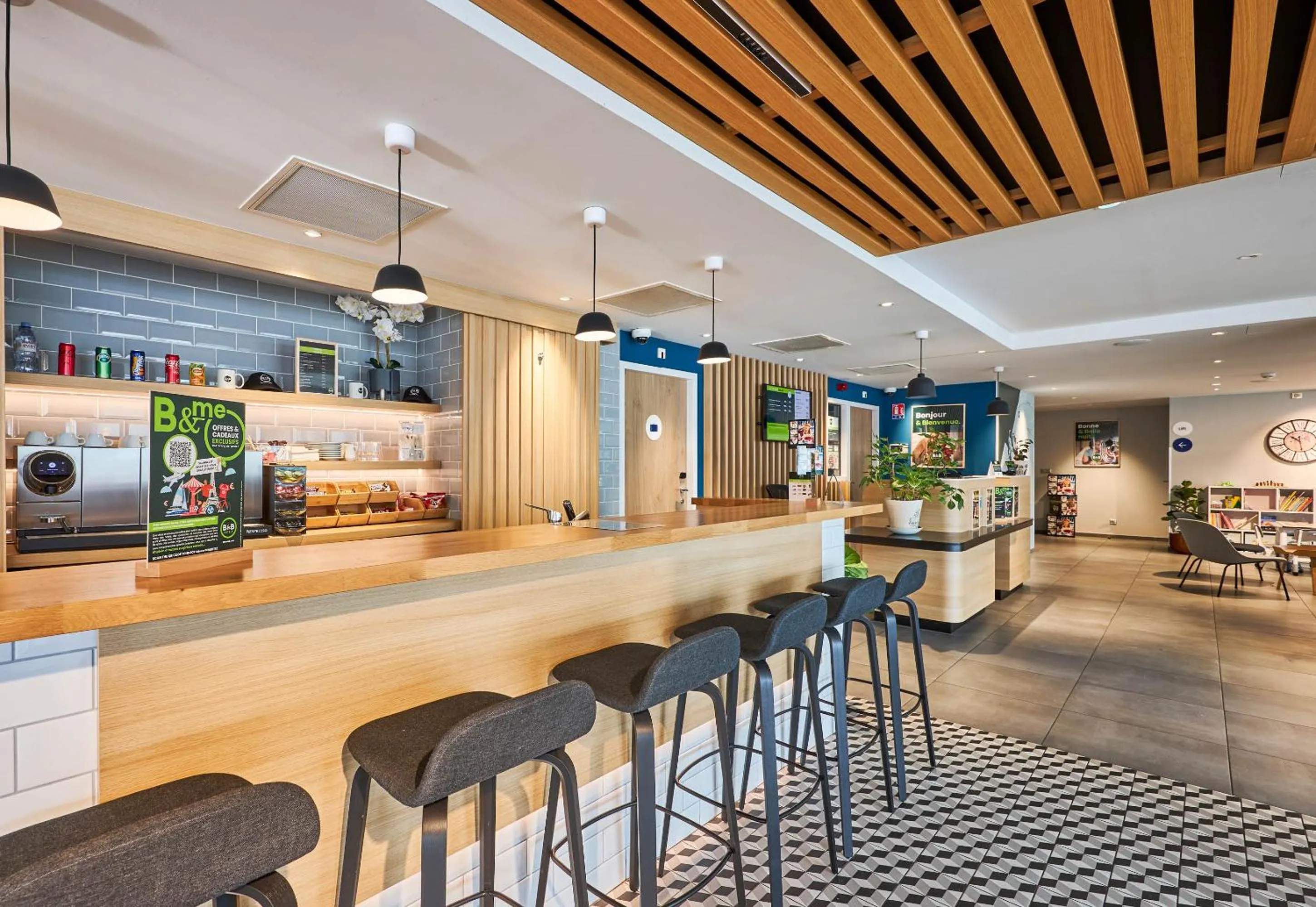 Lounge or bar in B&B HOTEL Deauville-Touques