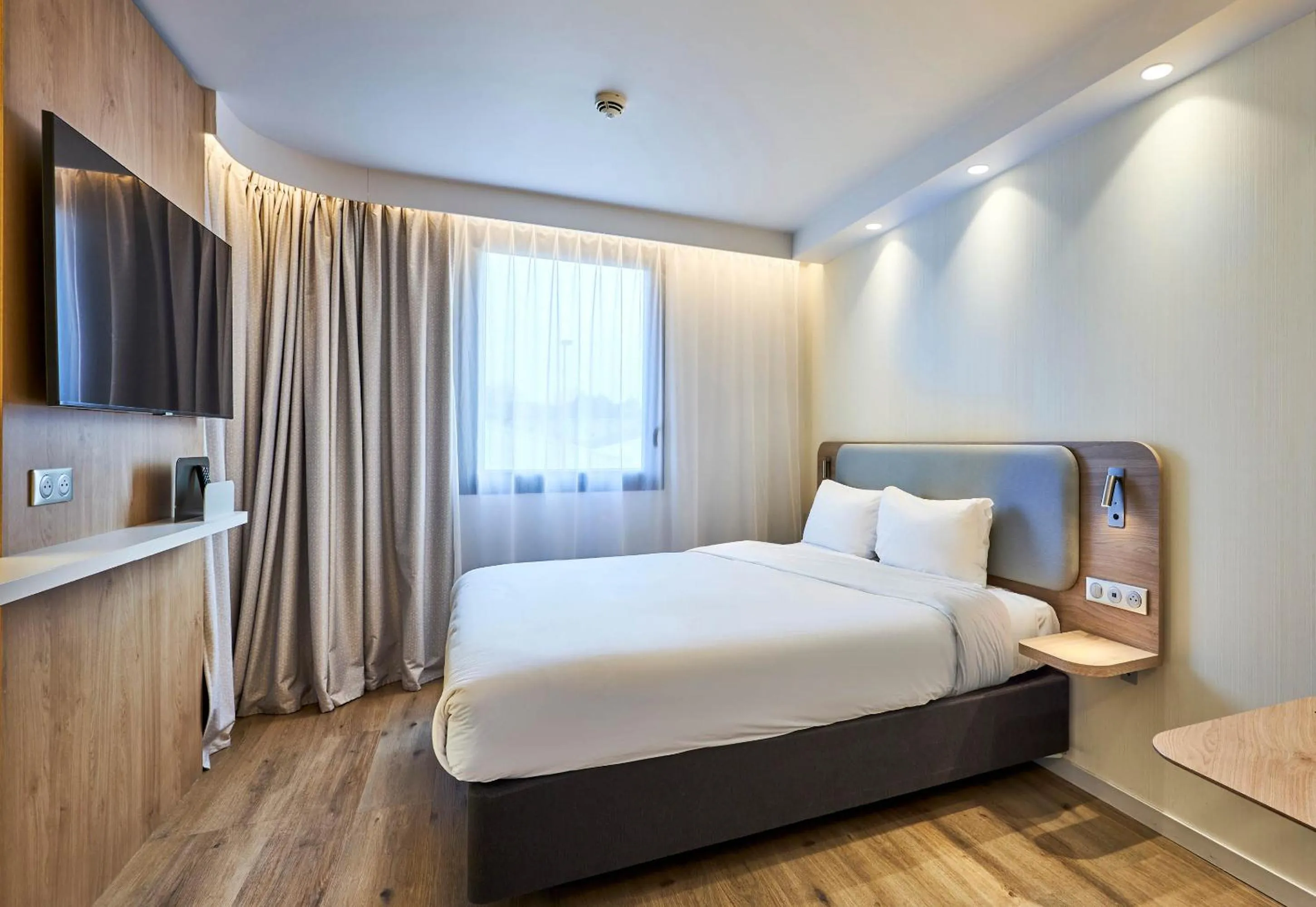 Bedroom, Bed in B&B HOTEL Deauville-Touques