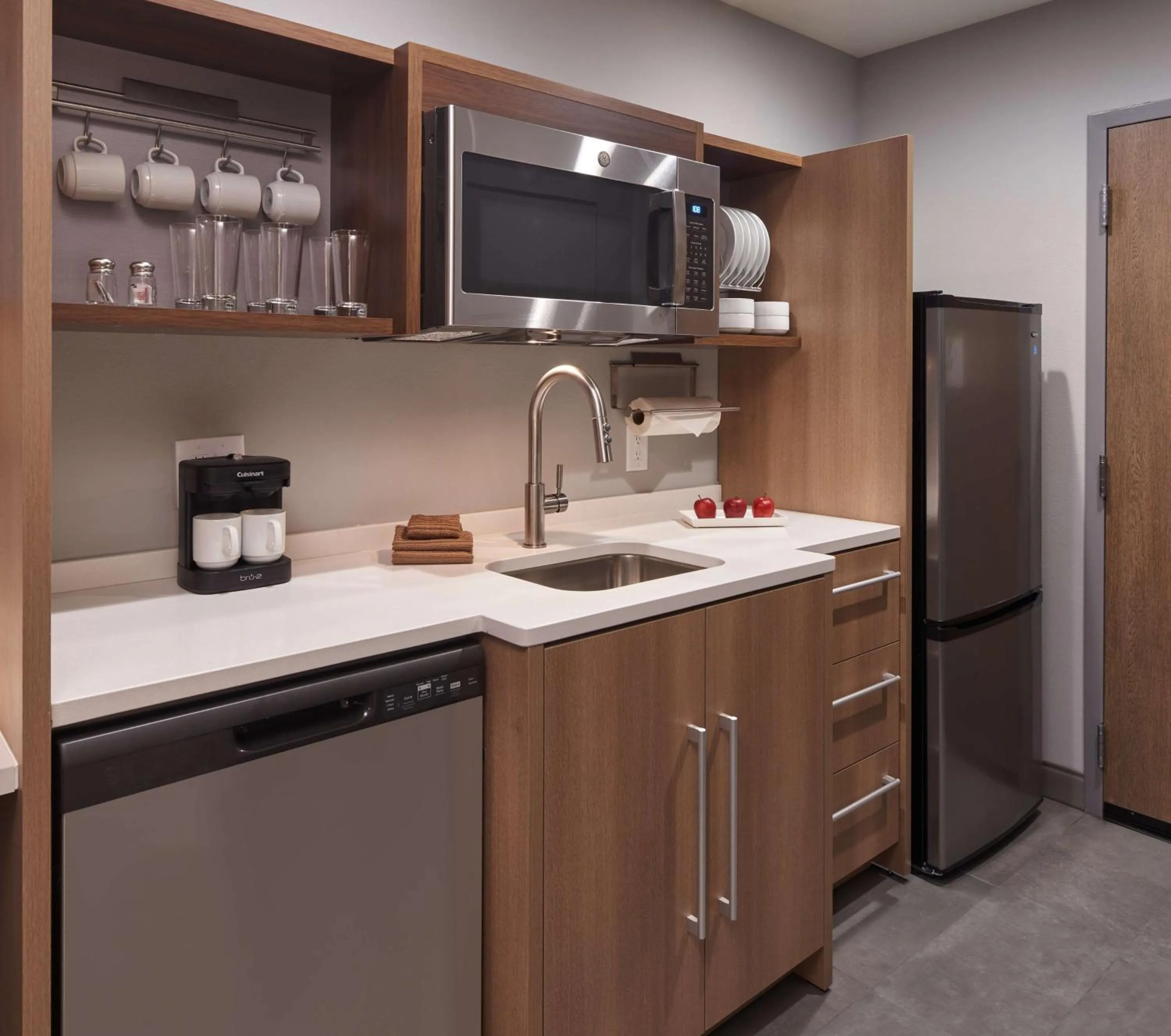 Kitchen or kitchenette in Home2 Suites By Hilton Pompano Beach Pier, Fl