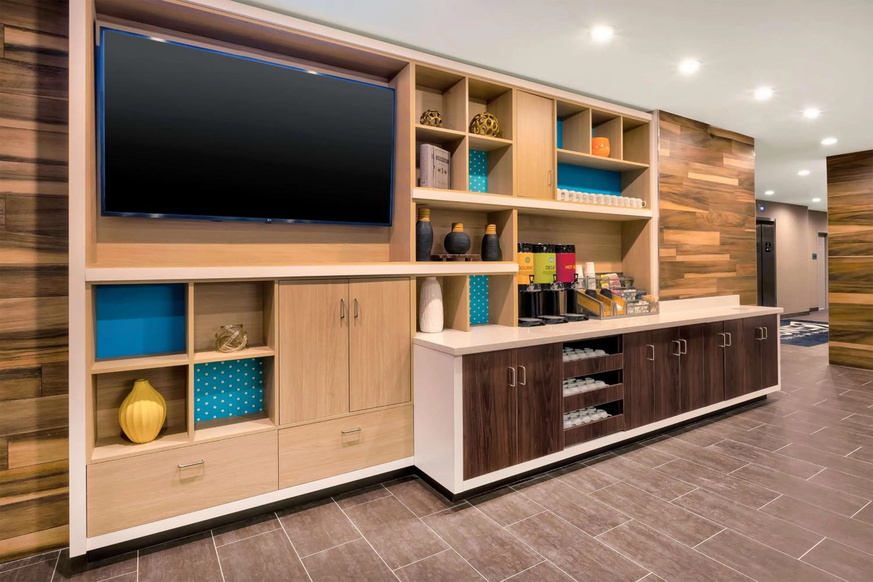 Dining area in Home2 Suites By Hilton Grand Blanc Flint, Mi