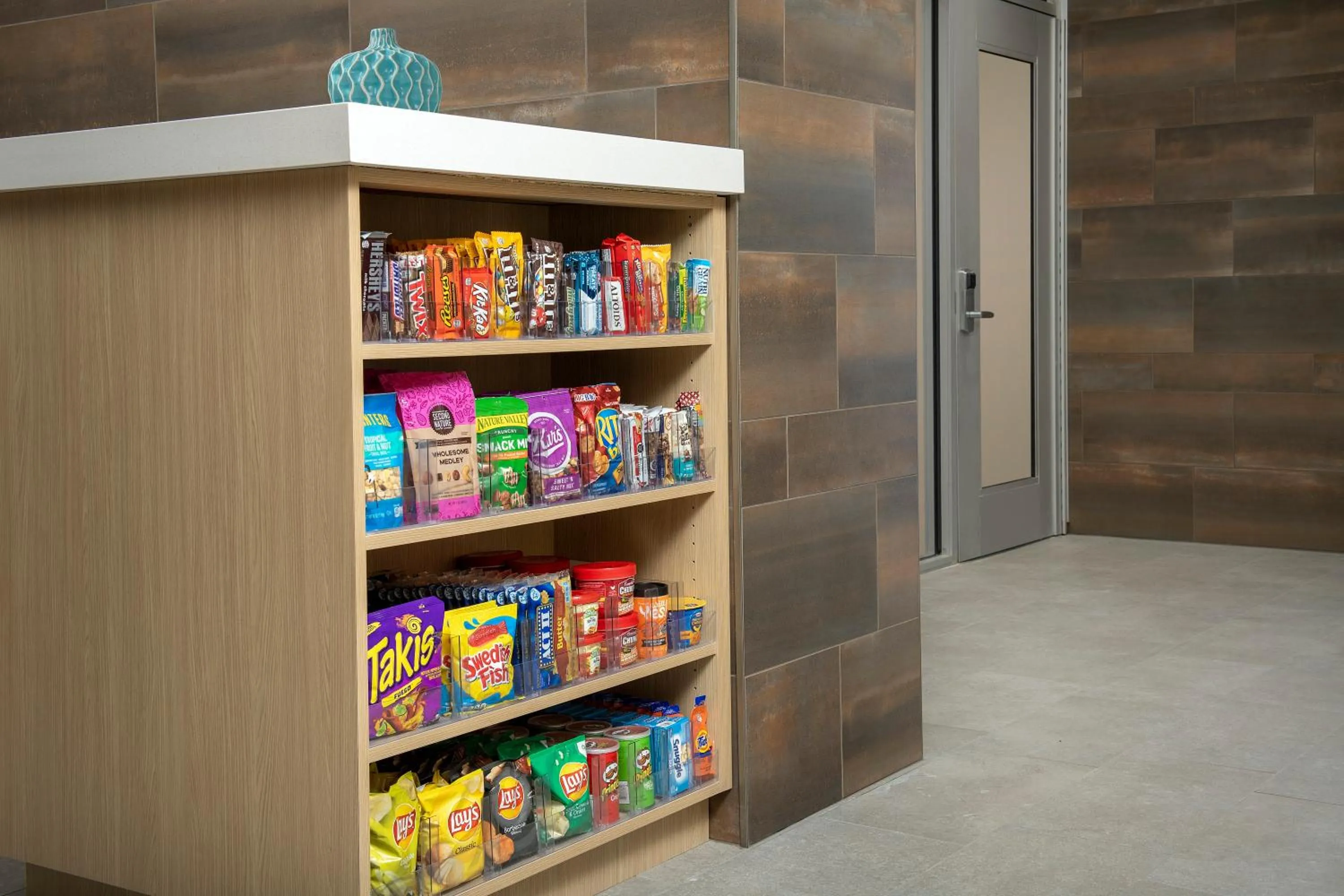 On-site shops in Home2 Suites By Hilton Tampa Westshore Airport, Fl