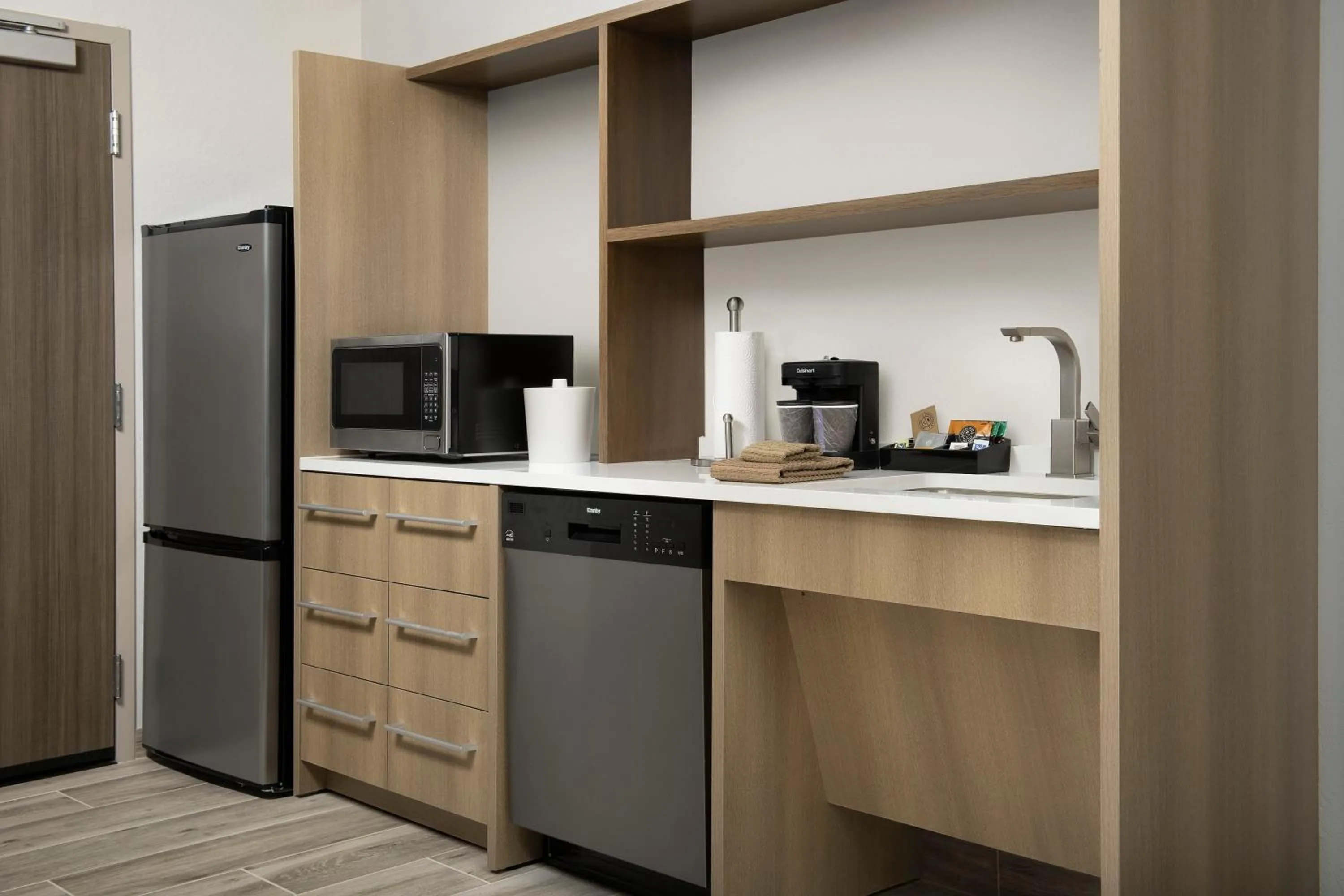 Kitchen or kitchenette in Home2 Suites By Hilton Tampa Westshore Airport, Fl