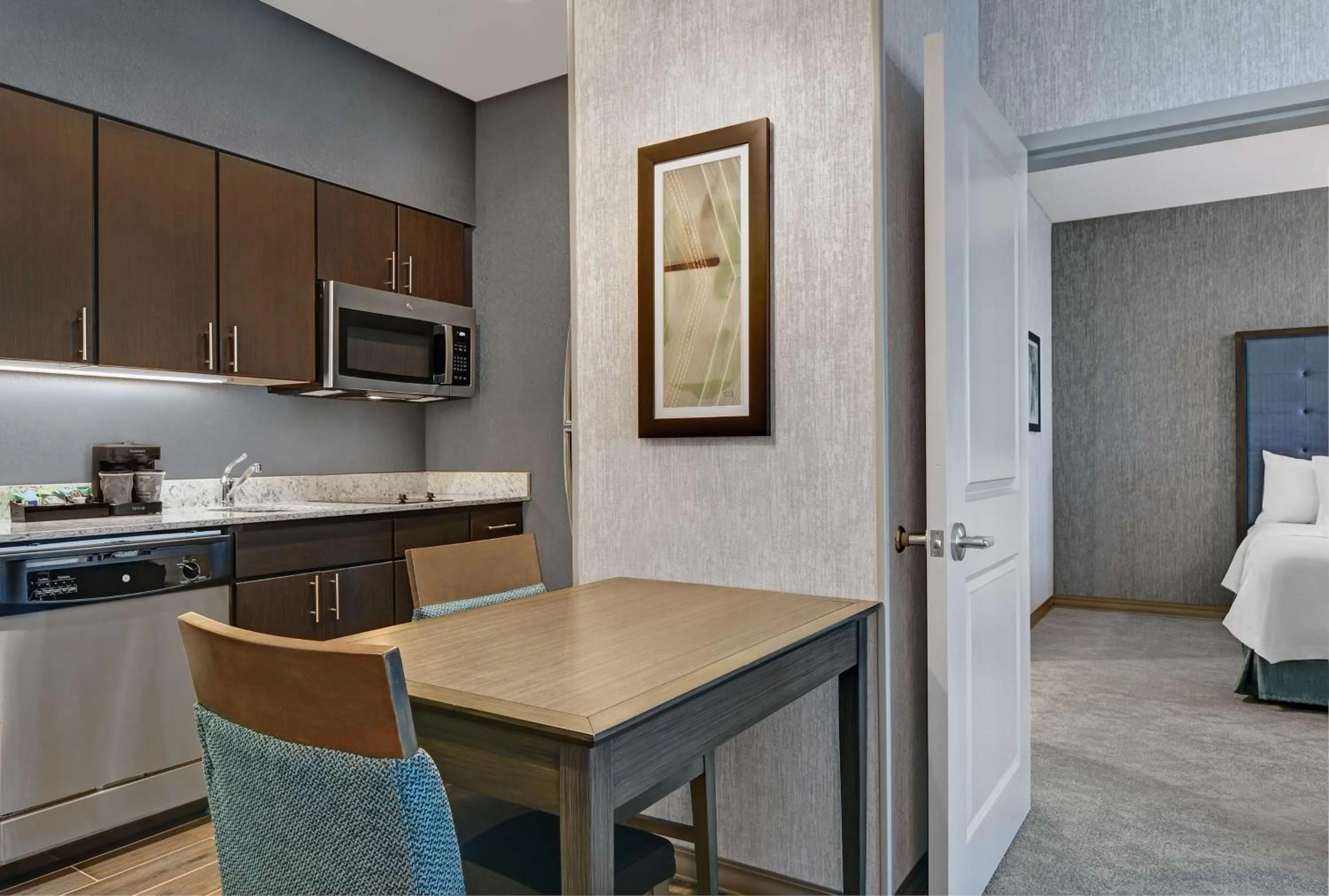 Kitchen or kitchenette, Bed in Homewood Suites By Hilton Edison Woodbridge, NJ