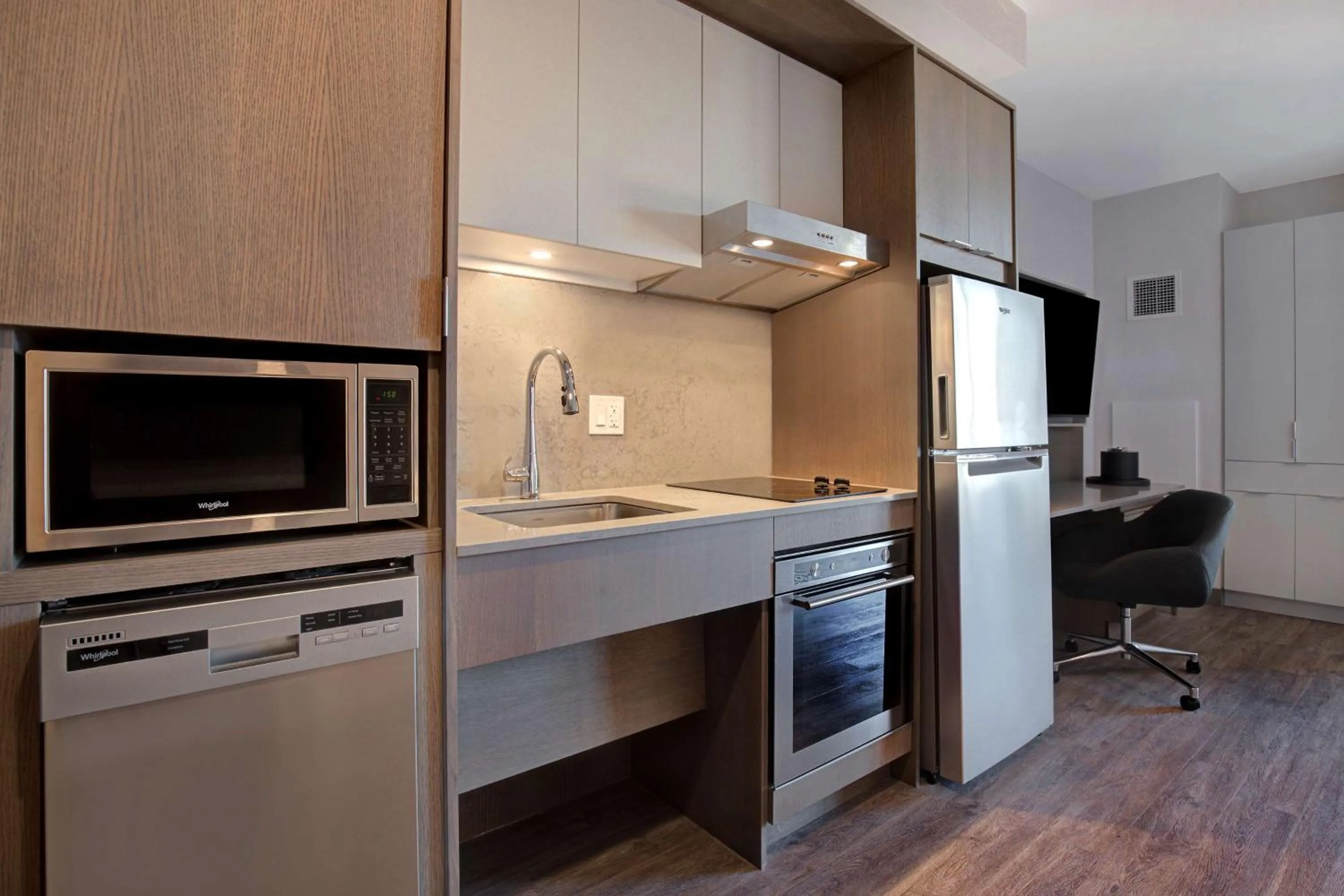 Kitchen or kitchenette in Hampton Inn Montreal Downtown, Qc