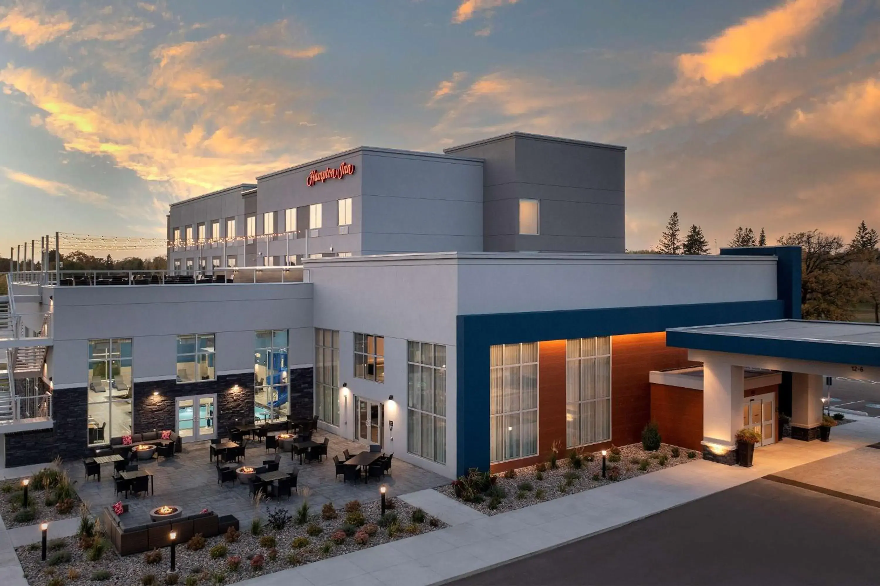 Property building in Hampton Inn Warroad, MN Property building in Hampton Inn Warroad, MN