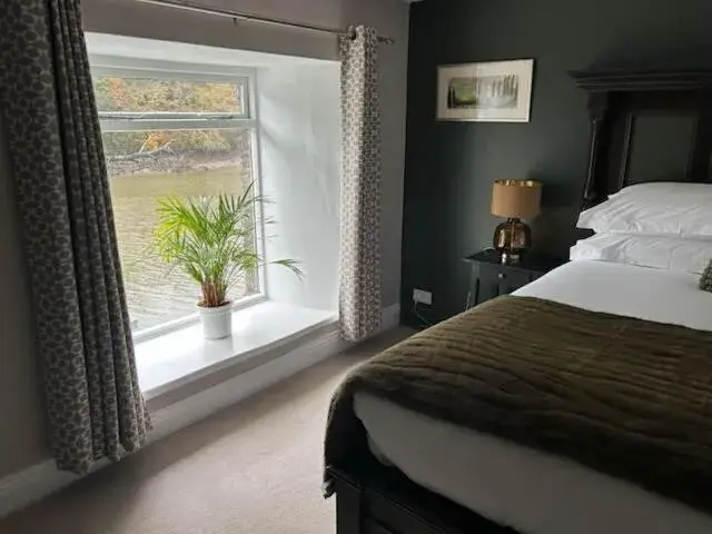 Large Double Room with River View in The Maltsters Arms Large Double Room with River View in The Maltsters Arms