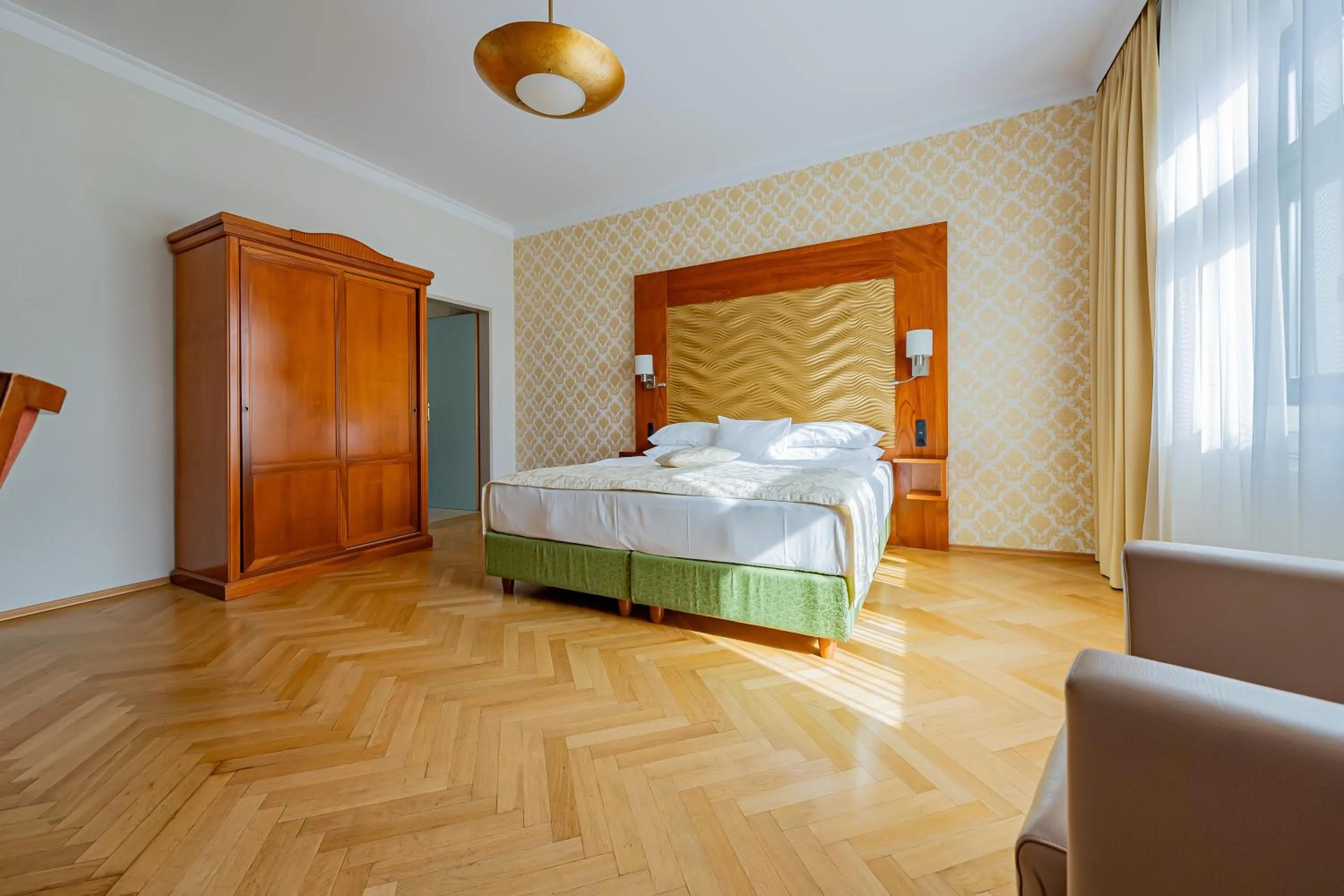 Photo of the whole room, Bed in Hotel Josefshof am Rathaus