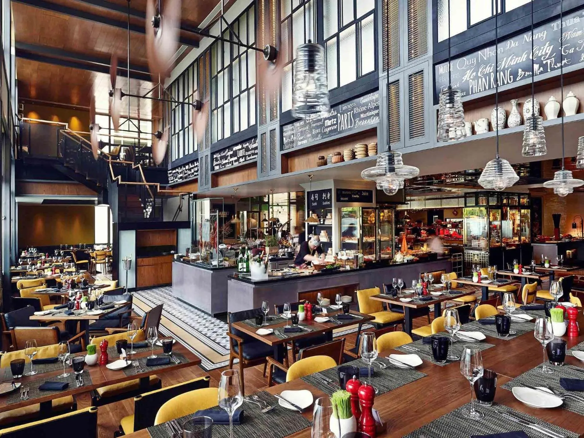 Restaurant/places to eat in Sofitel Saigon Plaza