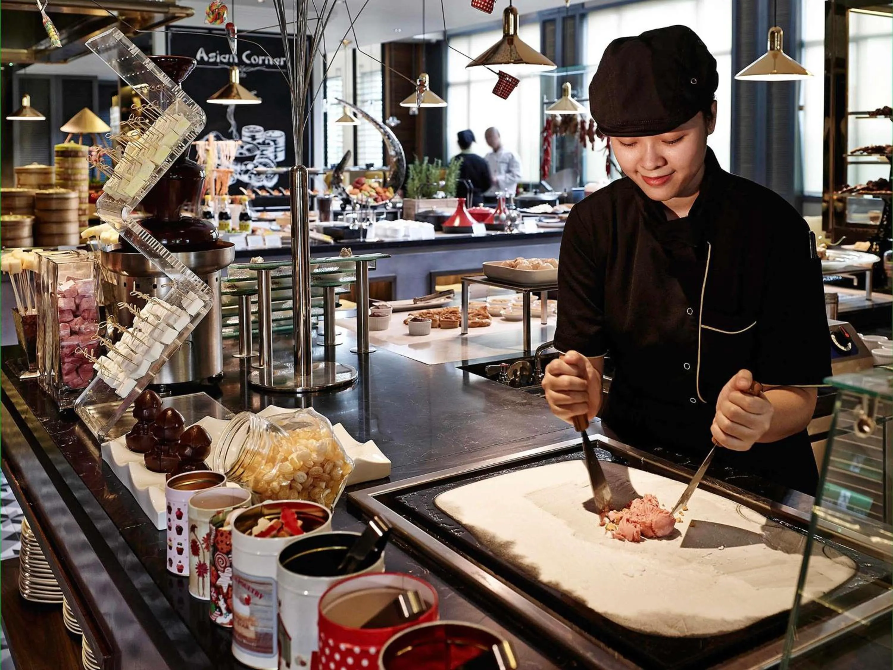 Restaurant/places to eat in Sofitel Saigon Plaza