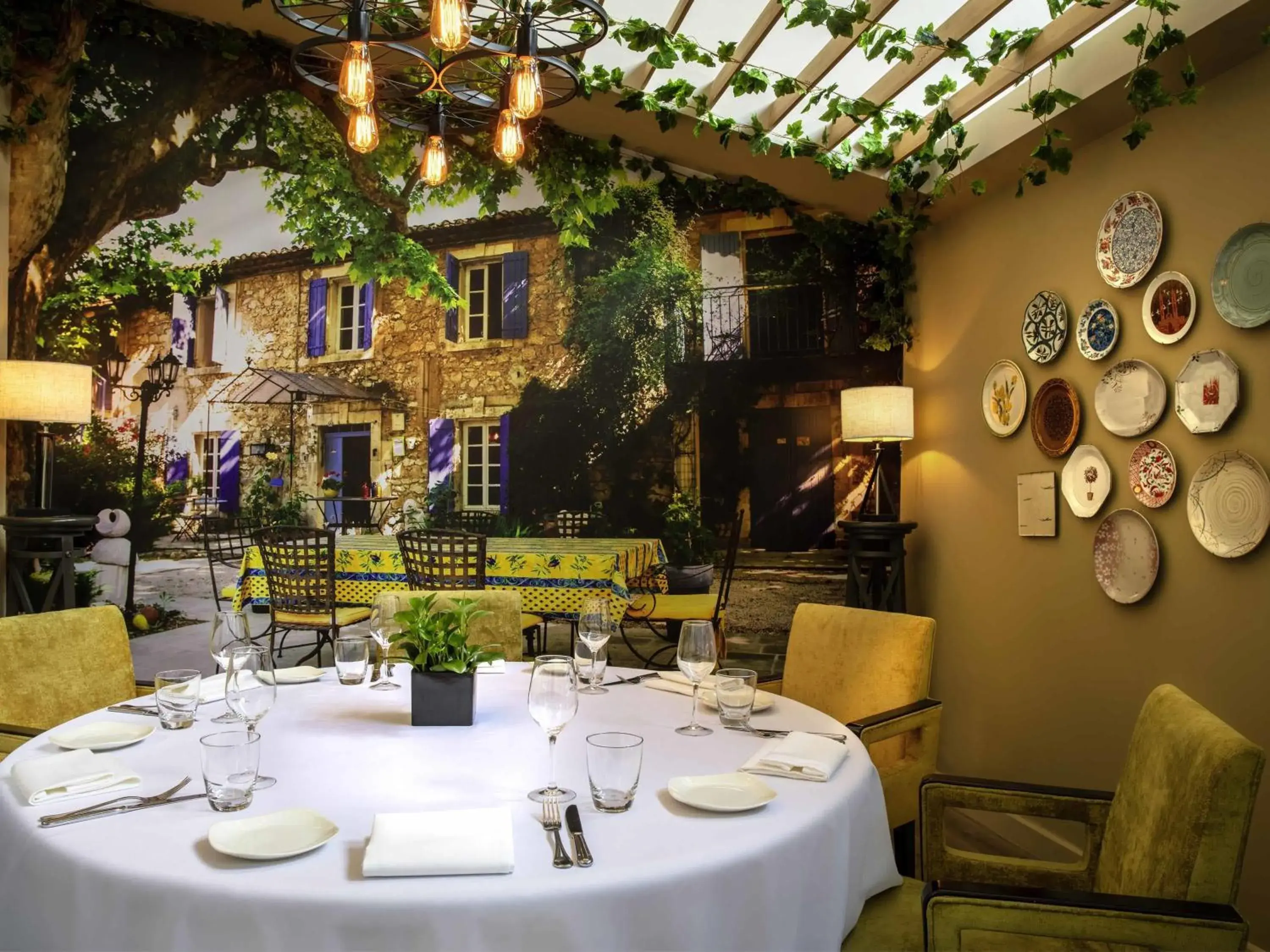 Restaurant/places to eat in Sofitel Saigon Plaza Restaurant/places to eat in Sofitel Saigon Plaza