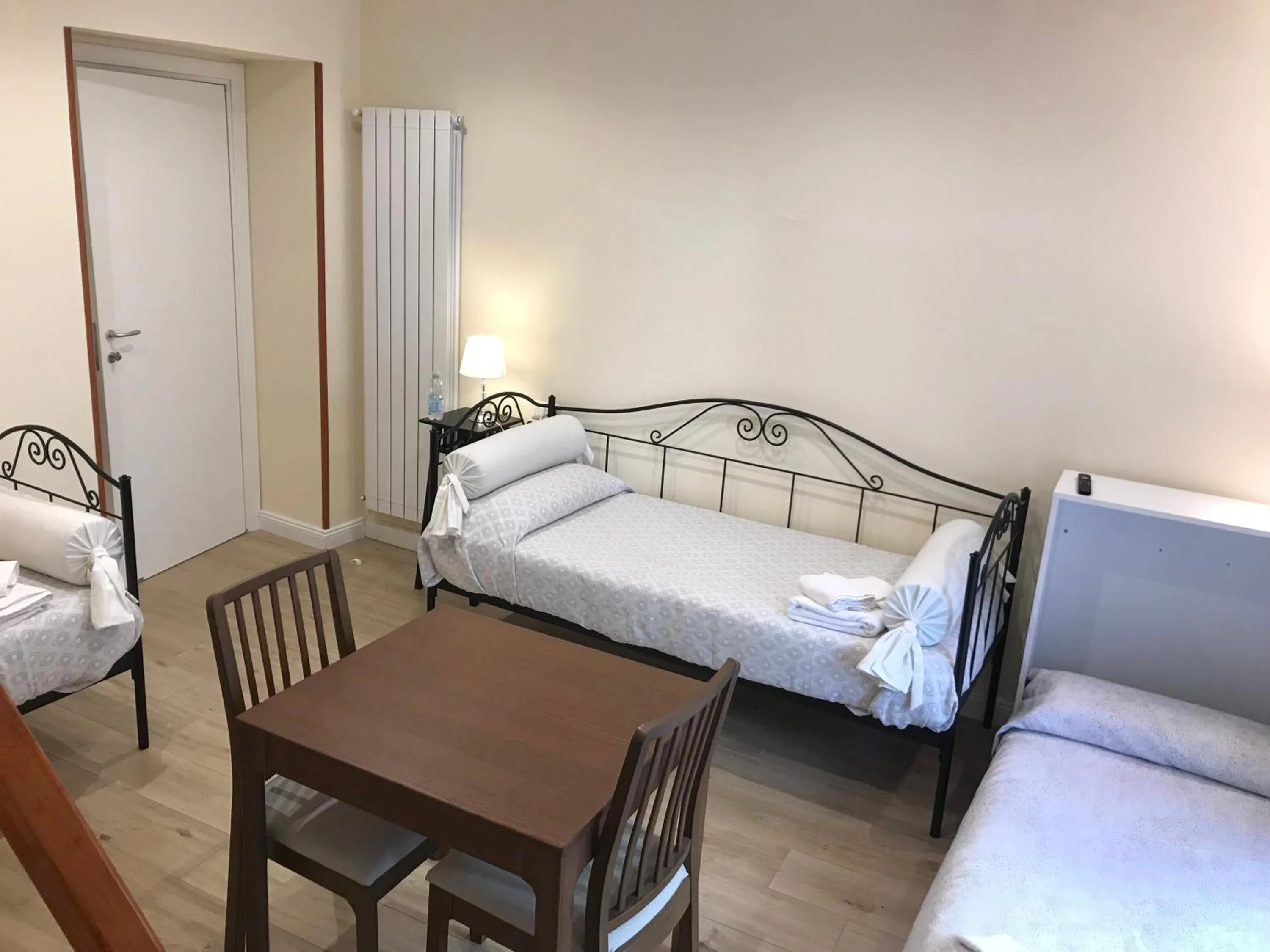 Photo of the whole room, Bed in Agorà