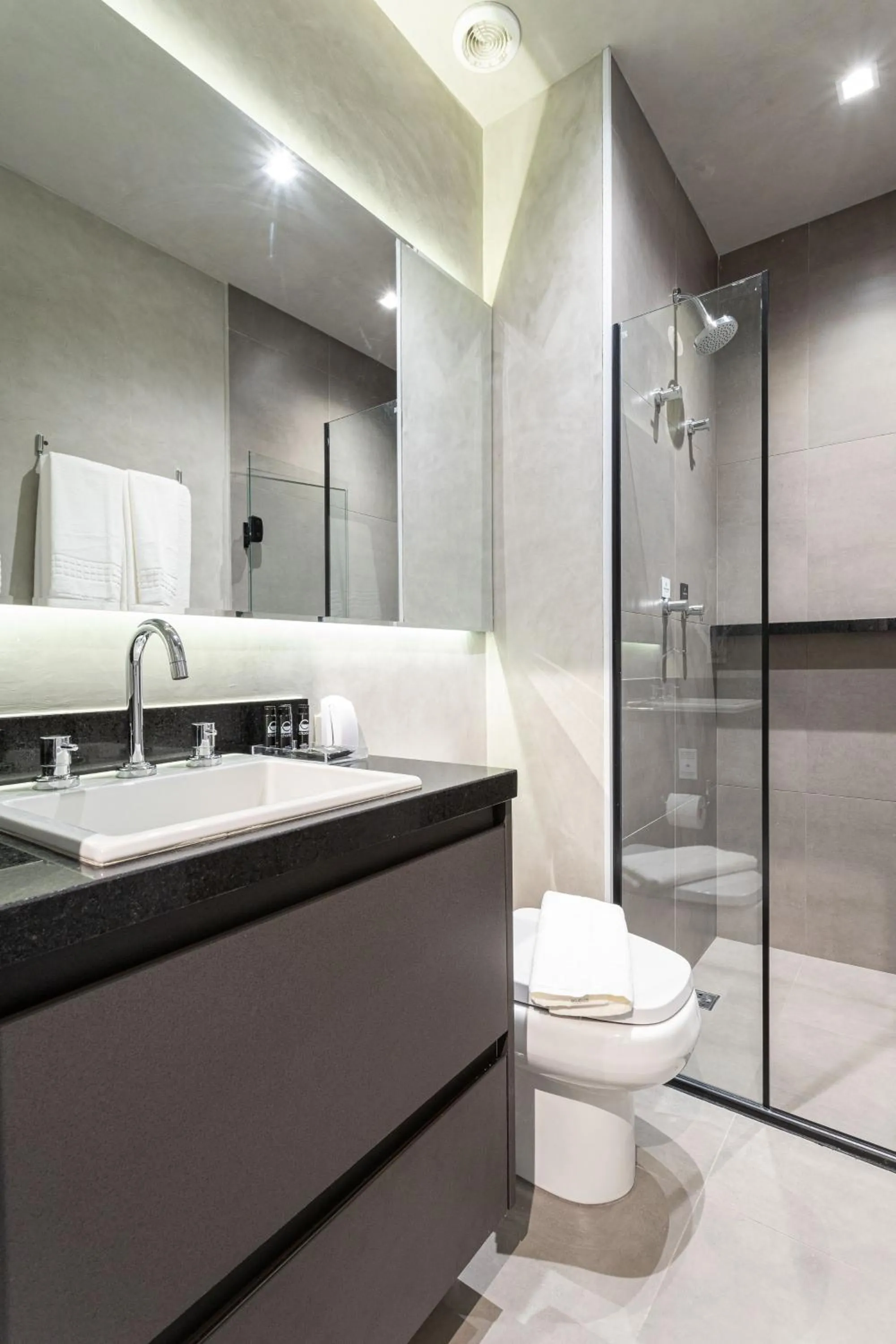 Shower in Charlie Oscar Freire