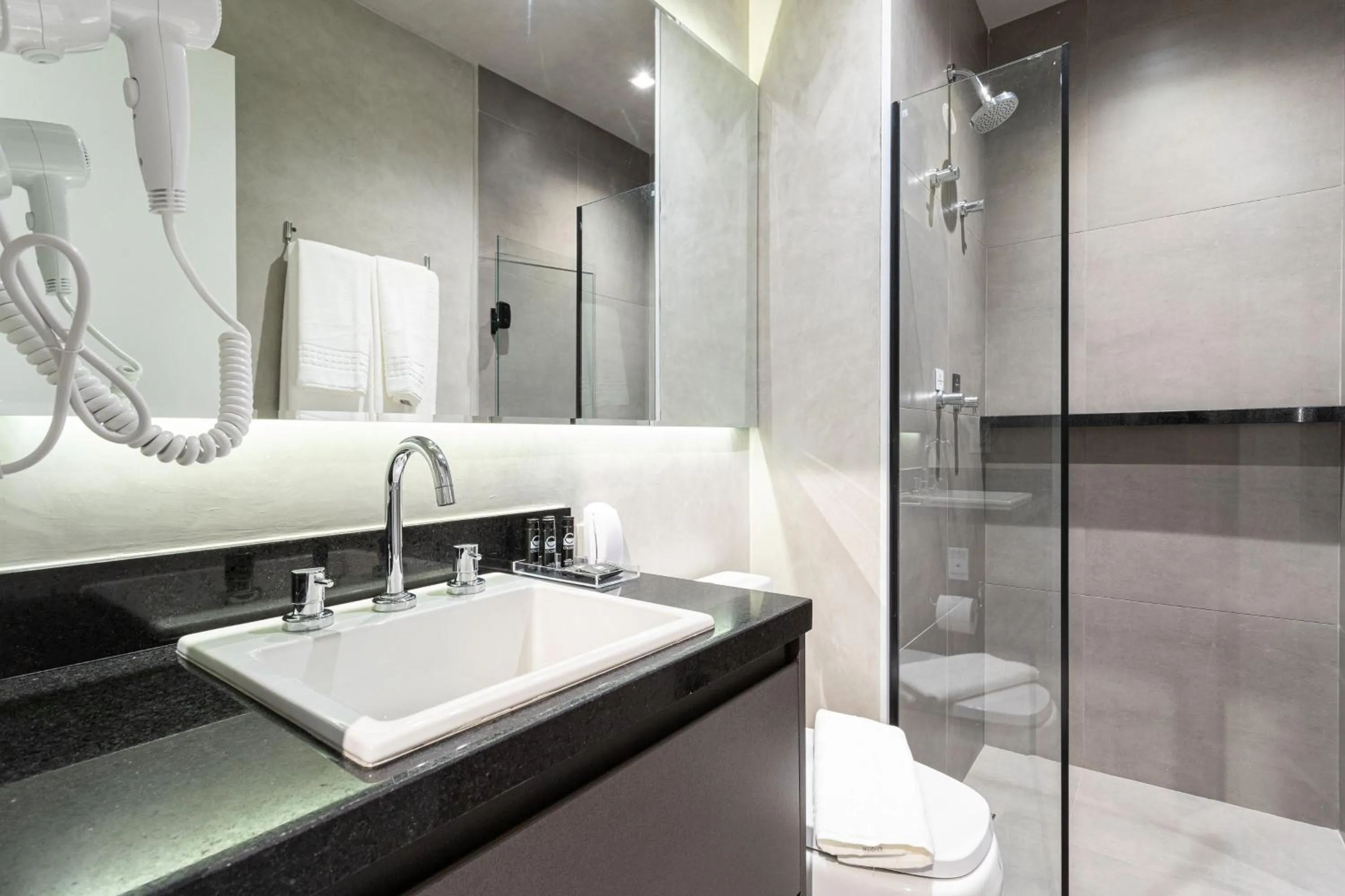 Shower in Charlie Oscar Freire