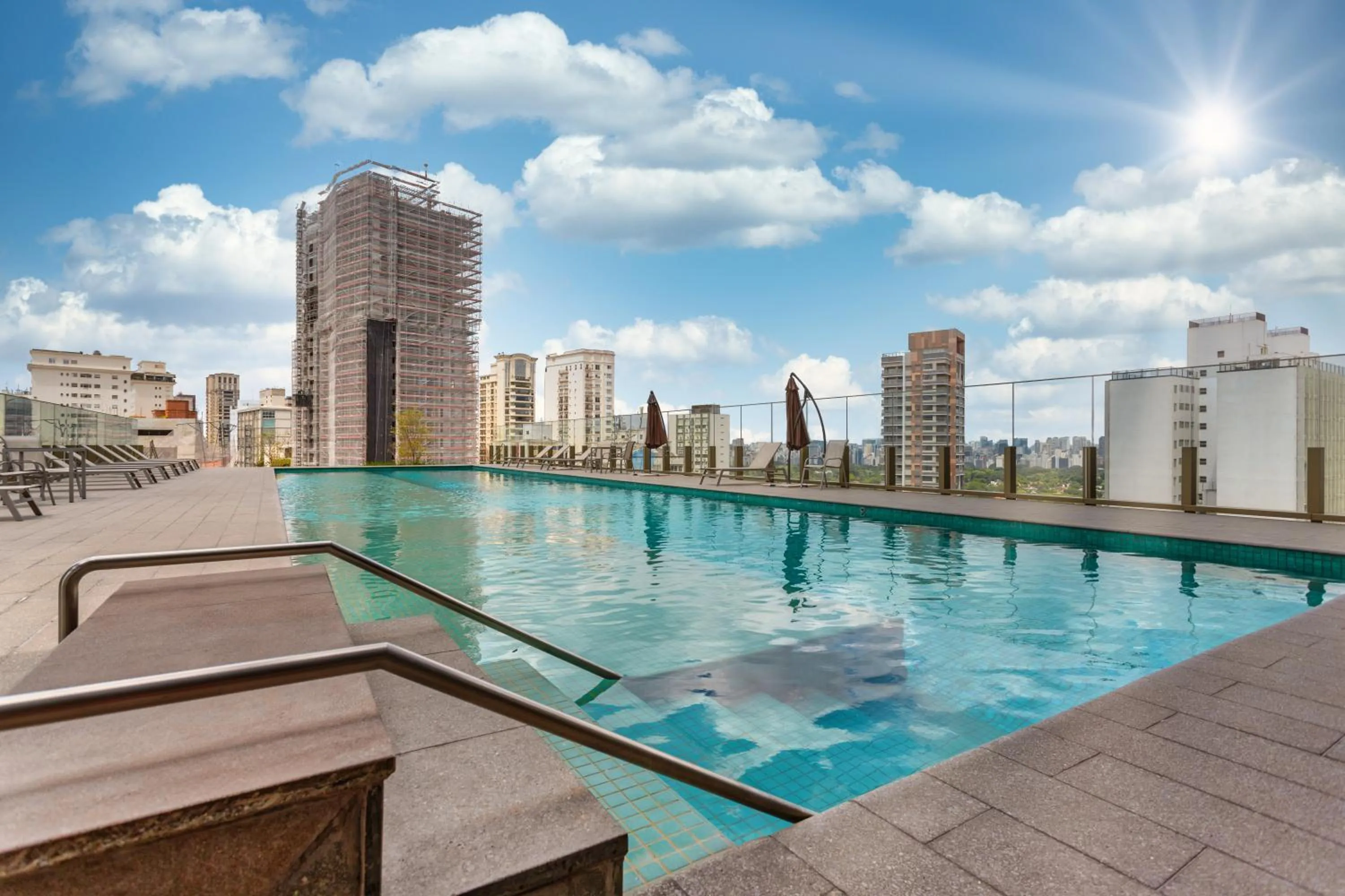 Swimming pool in Charlie Oscar Freire