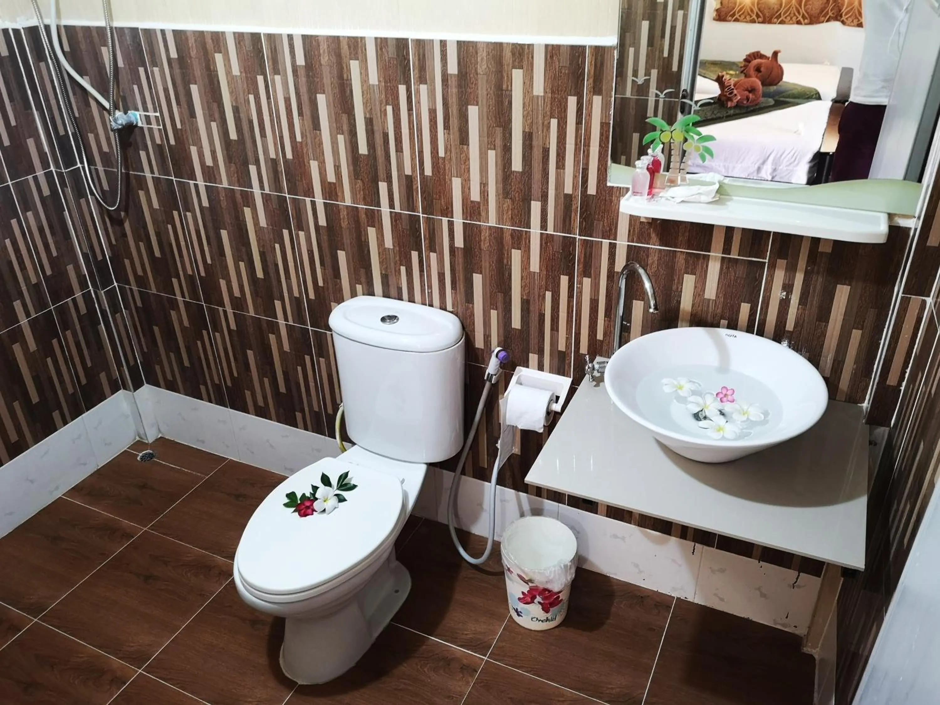 Toilet in Phi Phi Ba Kao Bay Resort