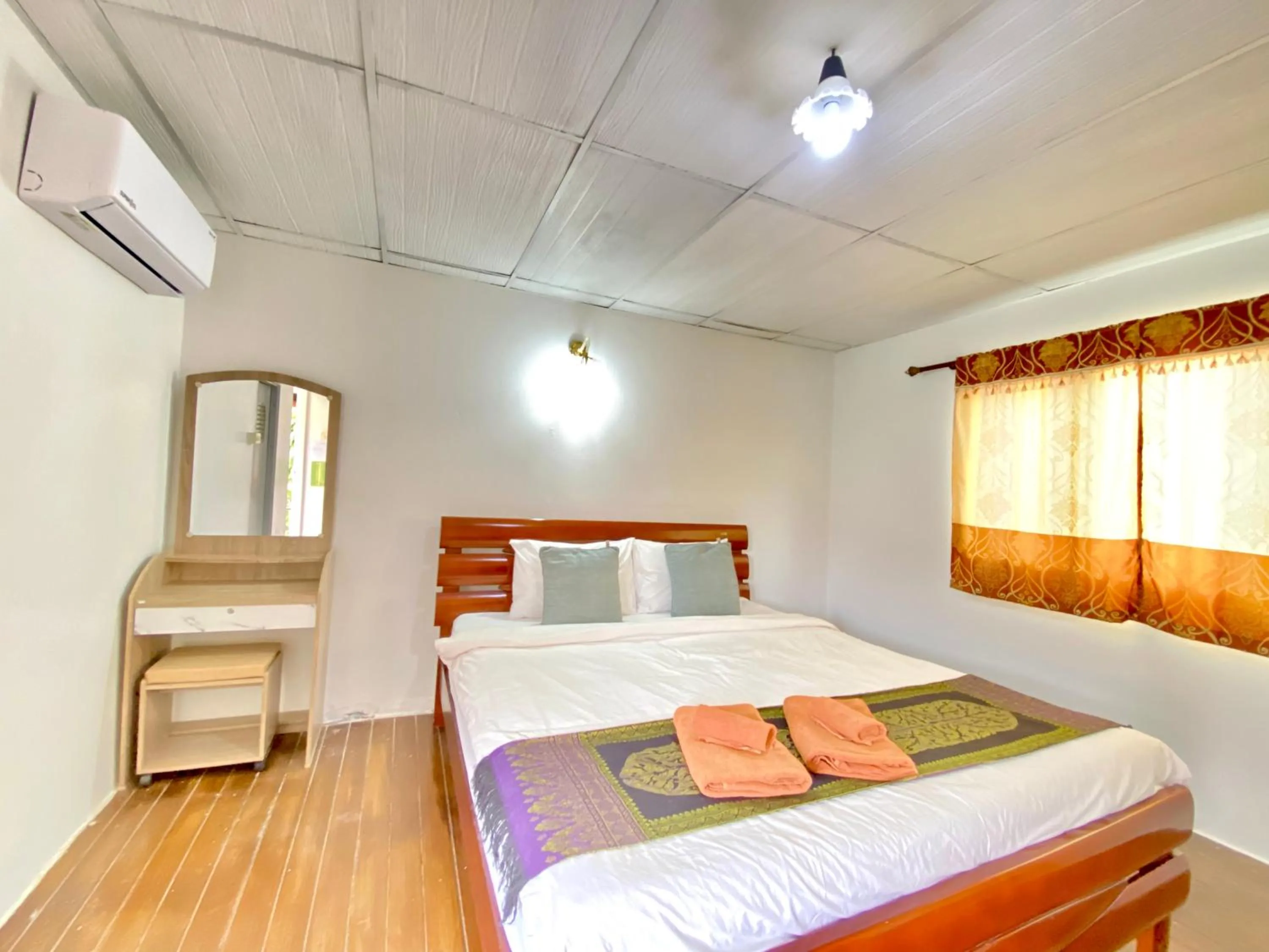 Bed in Phi Phi Ba Kao Bay Resort