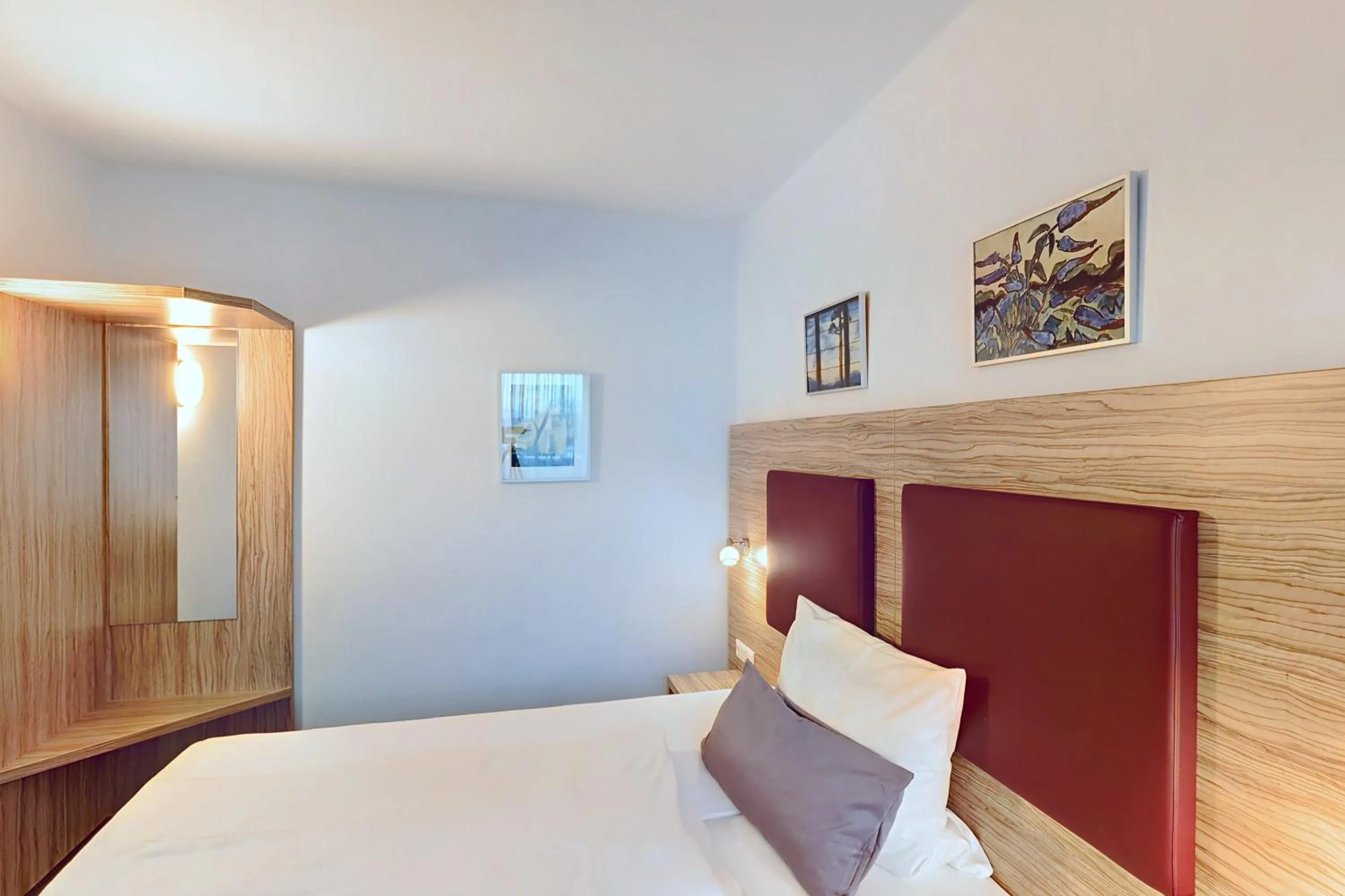 Photo of the whole room, Bed in SmartMotel Emden - by Quartier96 GmbH