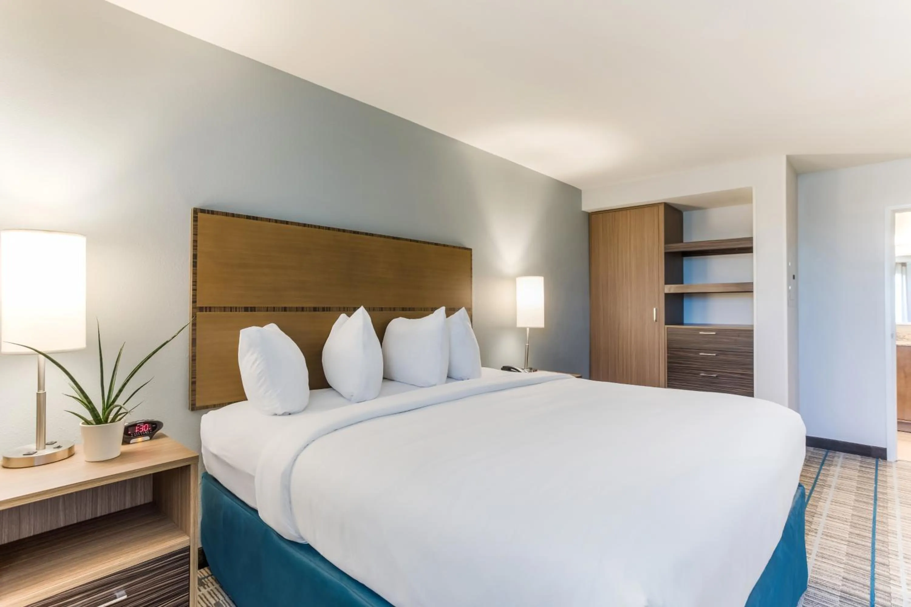 Bed in MainStay Suites Murfreesboro