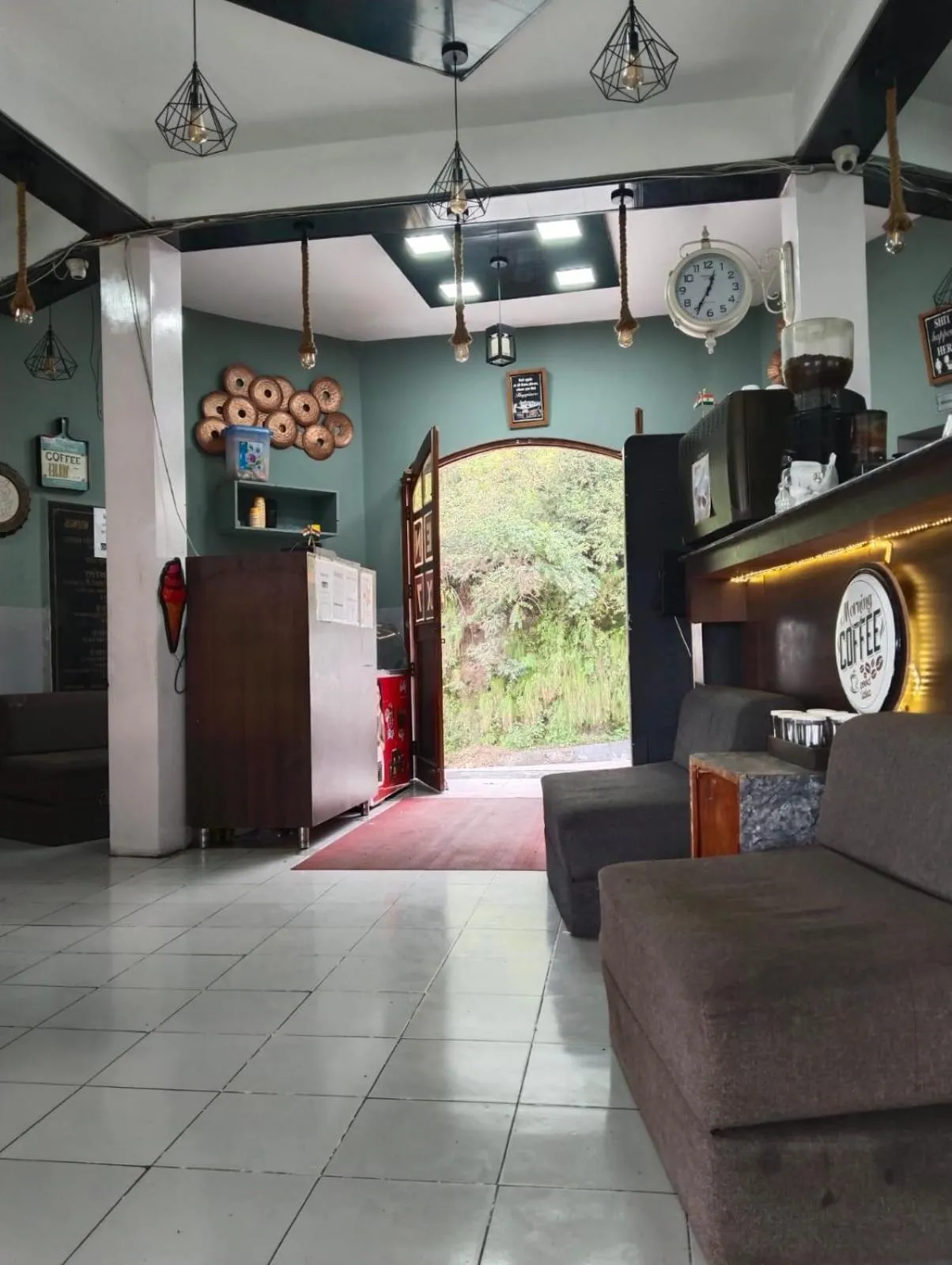 Lobby or reception in Icebergs Mussoorie - A Boutique stay and 24 hrs roof top cafe