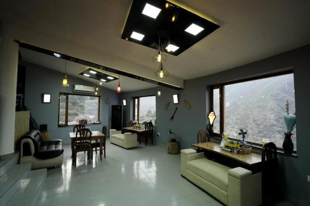 Lounge or bar in Icebergs Mussoorie - A Boutique stay and 24 hrs roof top cafe