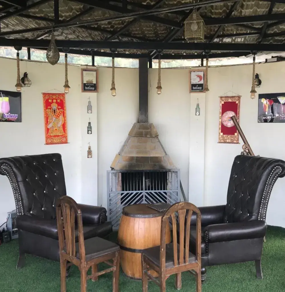 Lounge or bar in Icebergs Mussoorie - A Boutique stay and 24 hrs roof top cafe Lounge or bar in Icebergs Mussoorie - A Boutique stay and 24 hrs roof top cafe