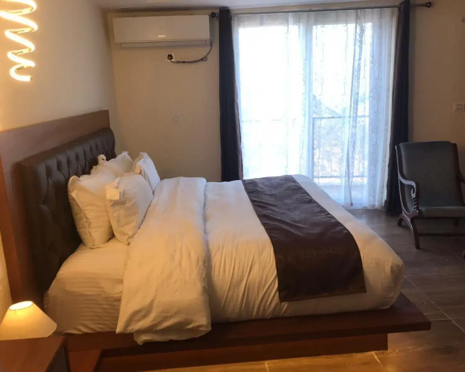 Bedroom, Bed in Icebergs Mussoorie - A Boutique stay and 24 hrs roof top cafe Bedroom, Bed in Icebergs Mussoorie - A Boutique stay and 24 hrs roof top cafe