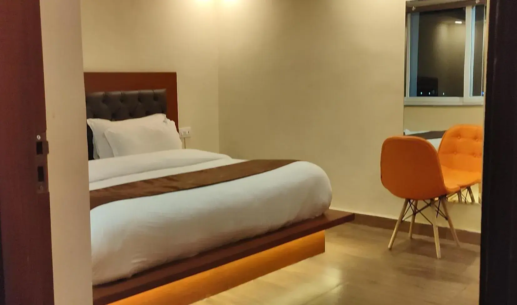 Bedroom, Bed in Icebergs Mussoorie - A Boutique stay and 24 hrs roof top cafe Bedroom, Bed in Icebergs Mussoorie - A Boutique stay and 24 hrs roof top cafe