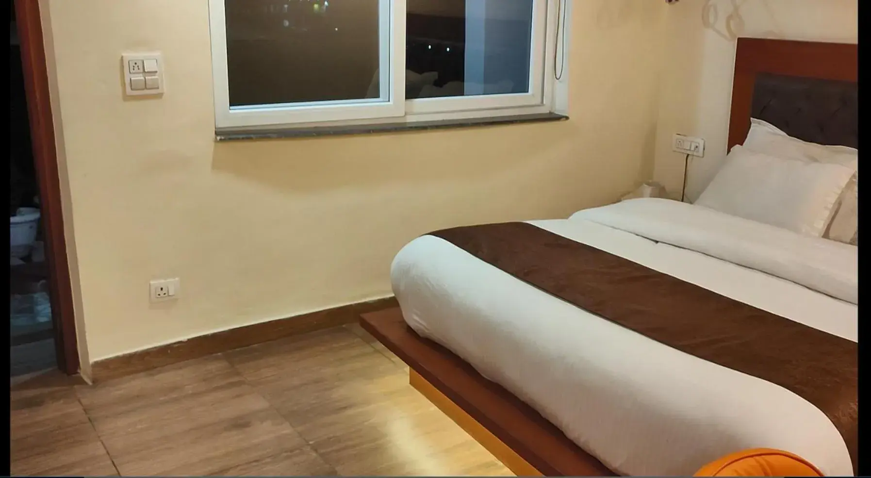 Bedroom, Bed in Icebergs Mussoorie - A Boutique stay and 24 hrs roof top cafe Bedroom, Bed in Icebergs Mussoorie - A Boutique stay and 24 hrs roof top cafe