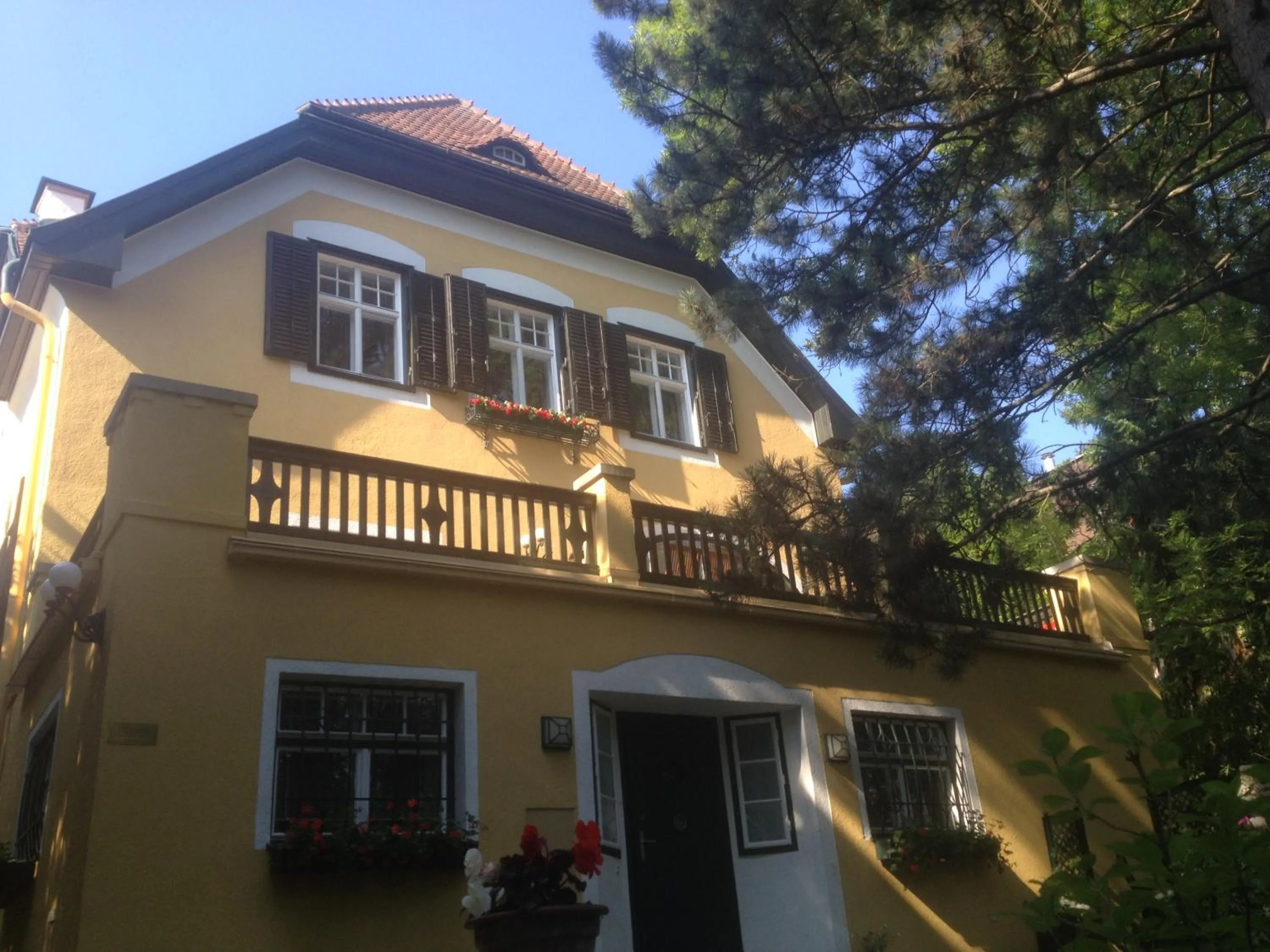 Facade/entrance in Exquisites Gartenapartment in eleganter Jugendstilvilla
