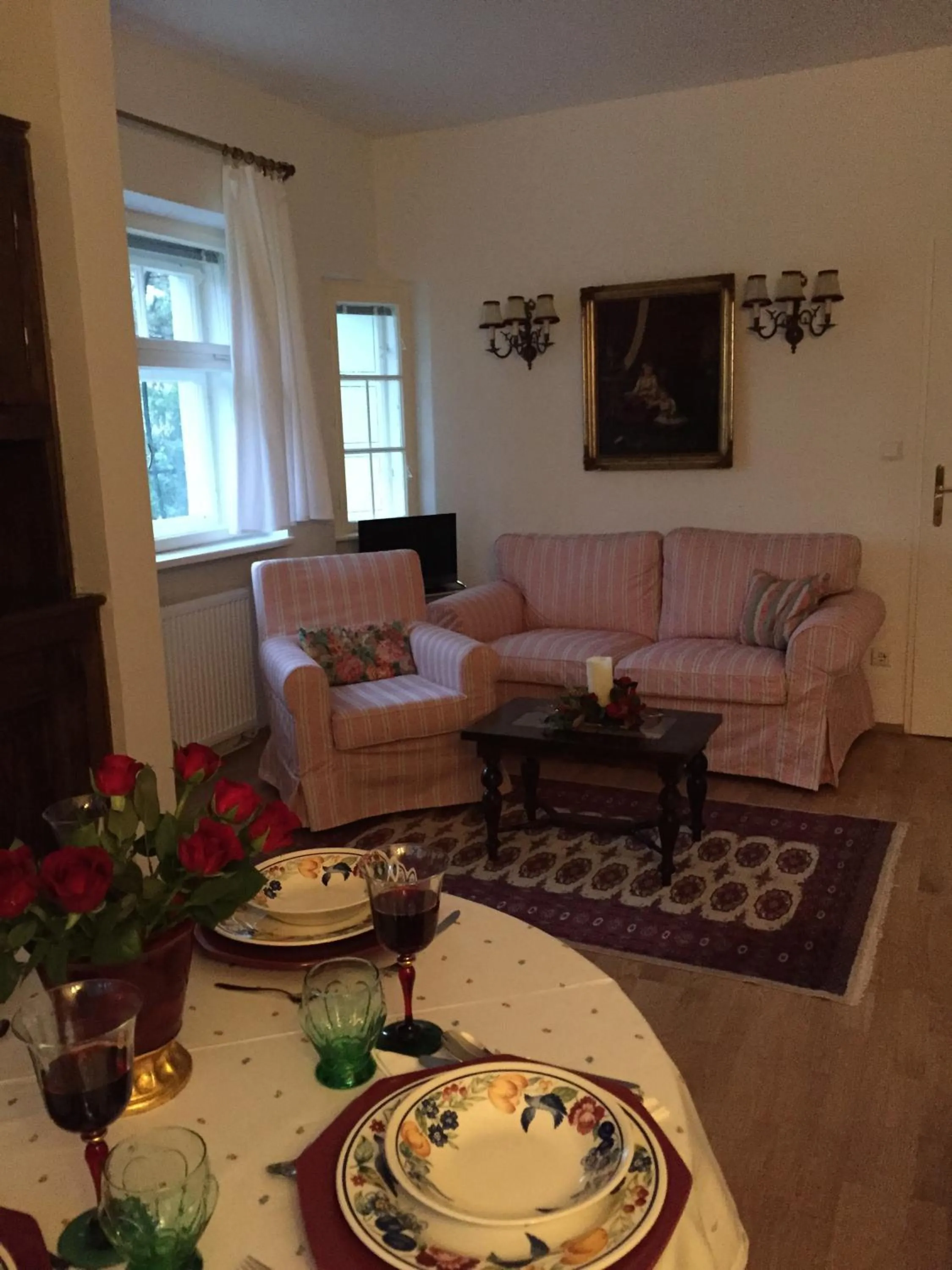 Photo of the whole room in Exquisites Gartenapartment in eleganter Jugendstilvilla