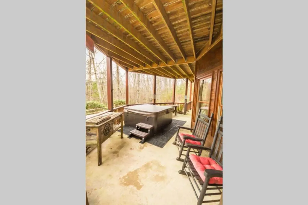 Secluded Cabin near Downtown Blue Ridge