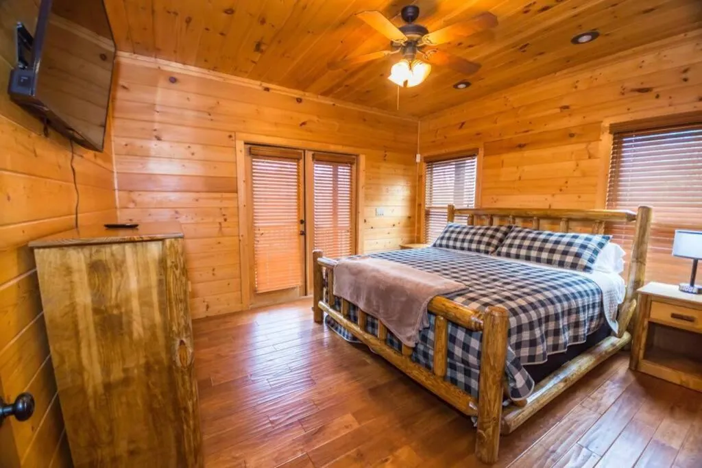 Bed in Secluded Cabin near Downtown Blue Ridge