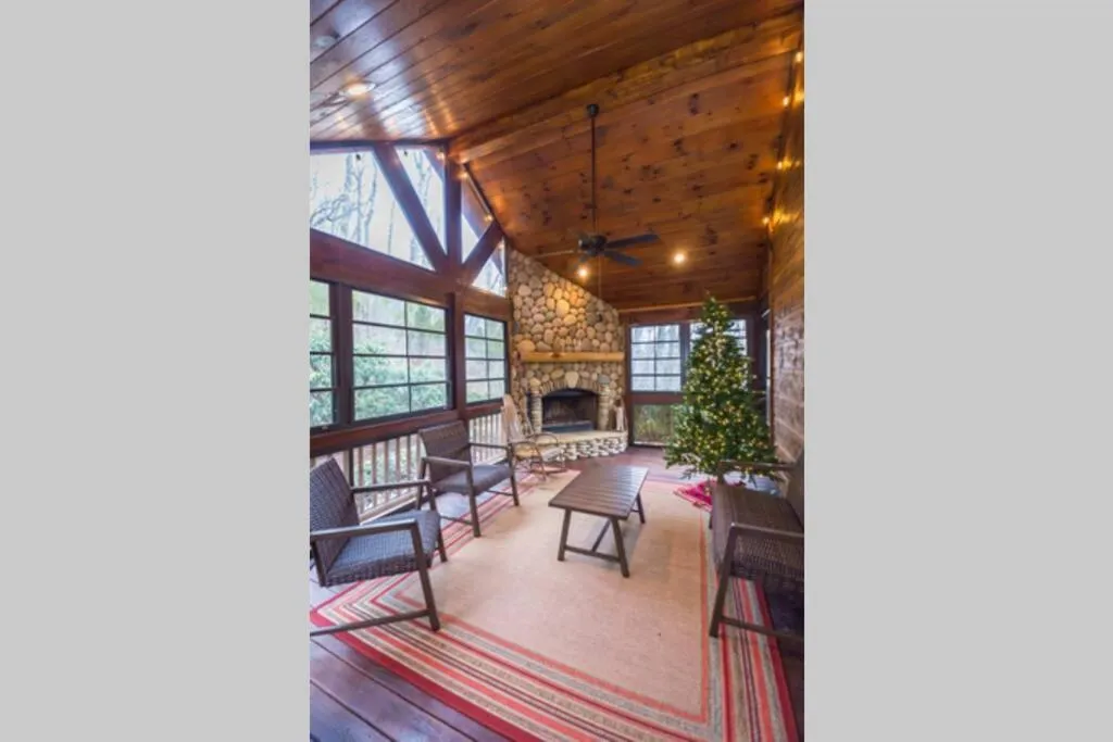 Secluded Cabin near Downtown Blue Ridge