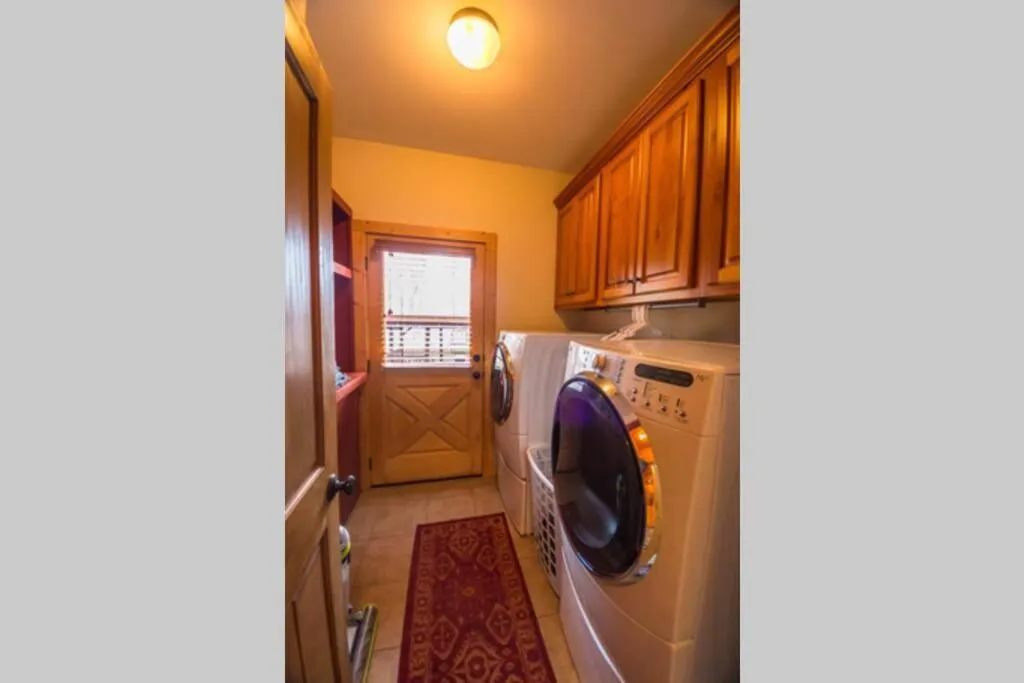 Secluded Cabin near Downtown Blue Ridge