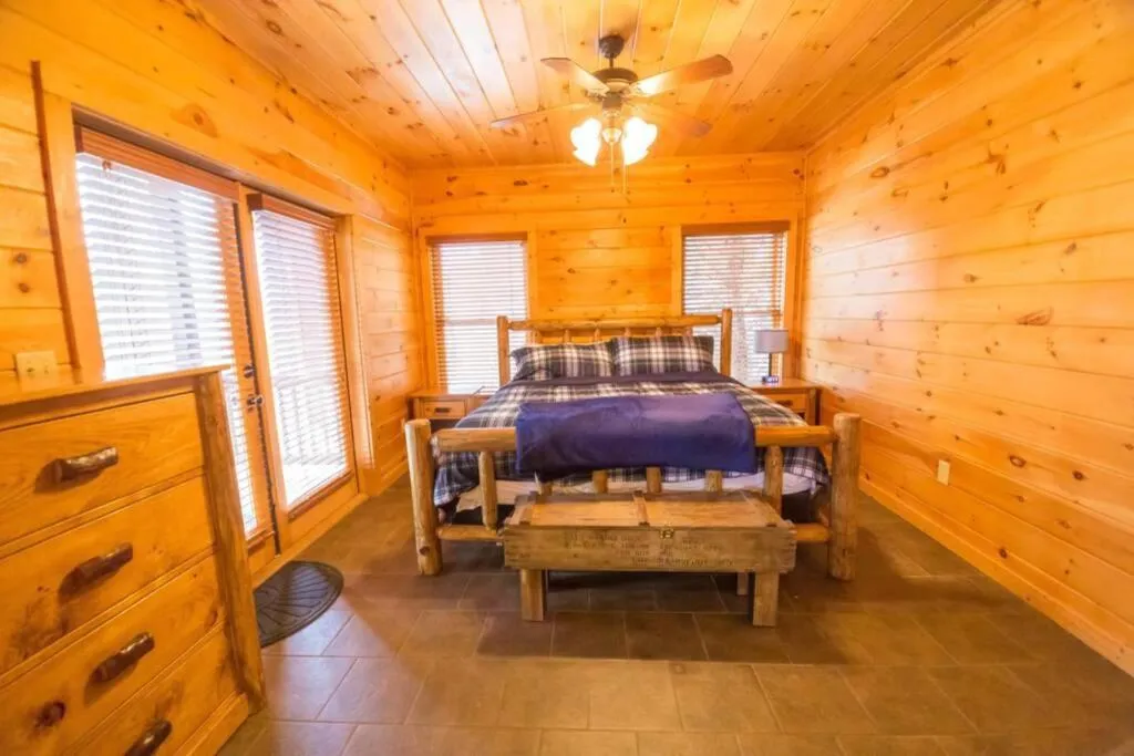 Bed in Secluded Cabin near Downtown Blue Ridge